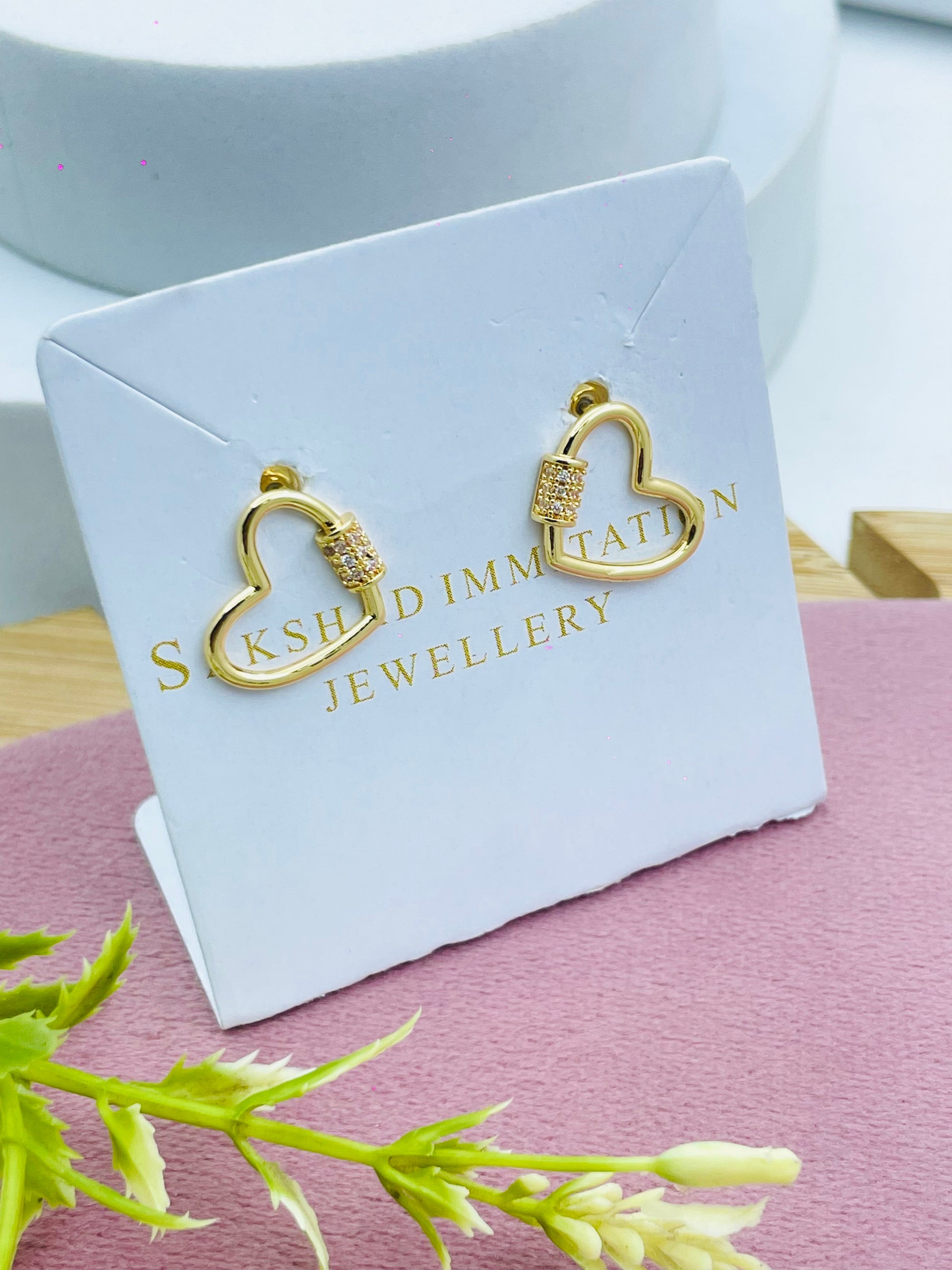 Heartshaped Gold Earrings with Stud Detailing
