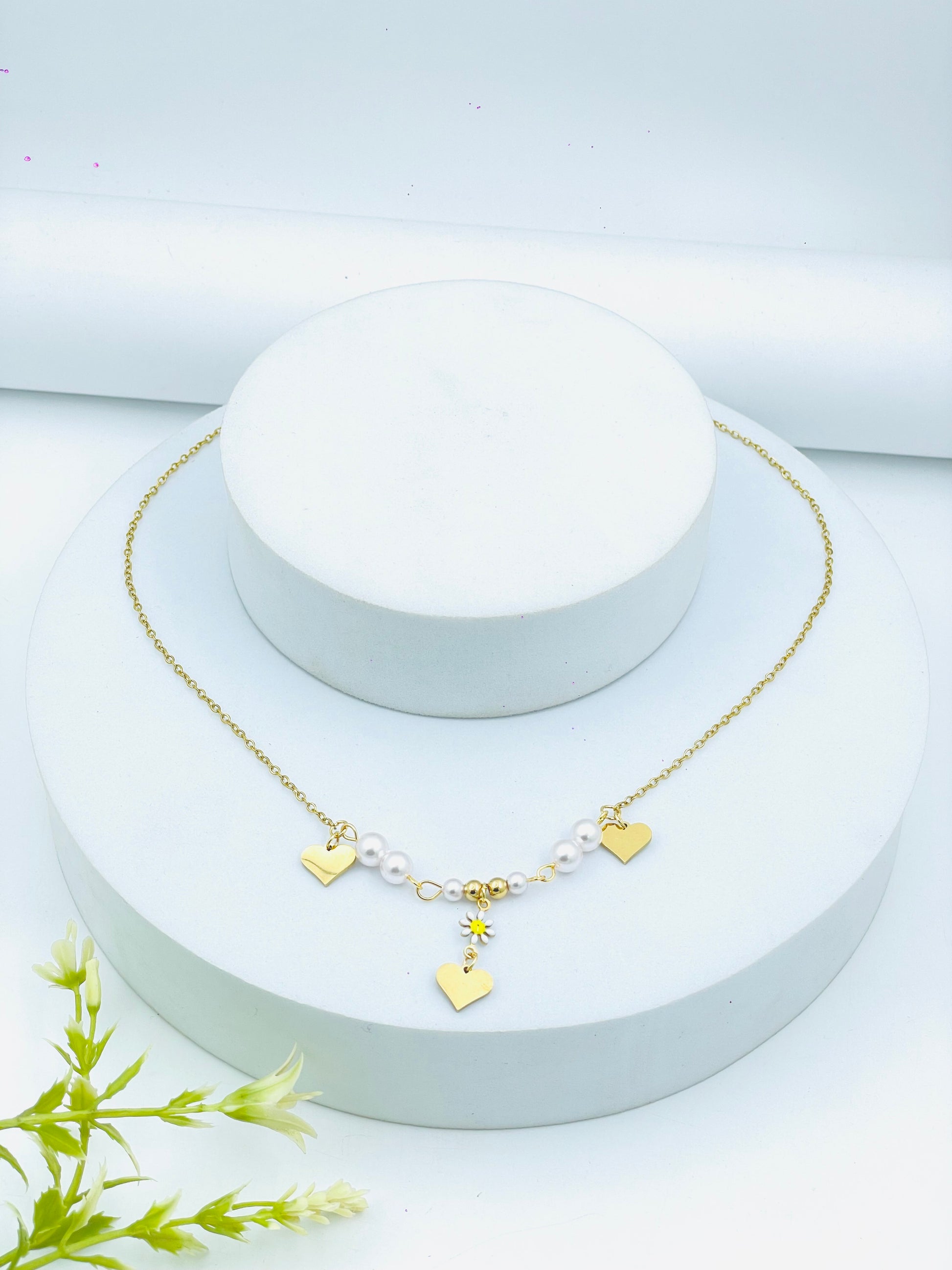 Elegant Gold Heart and Pearl Necklace