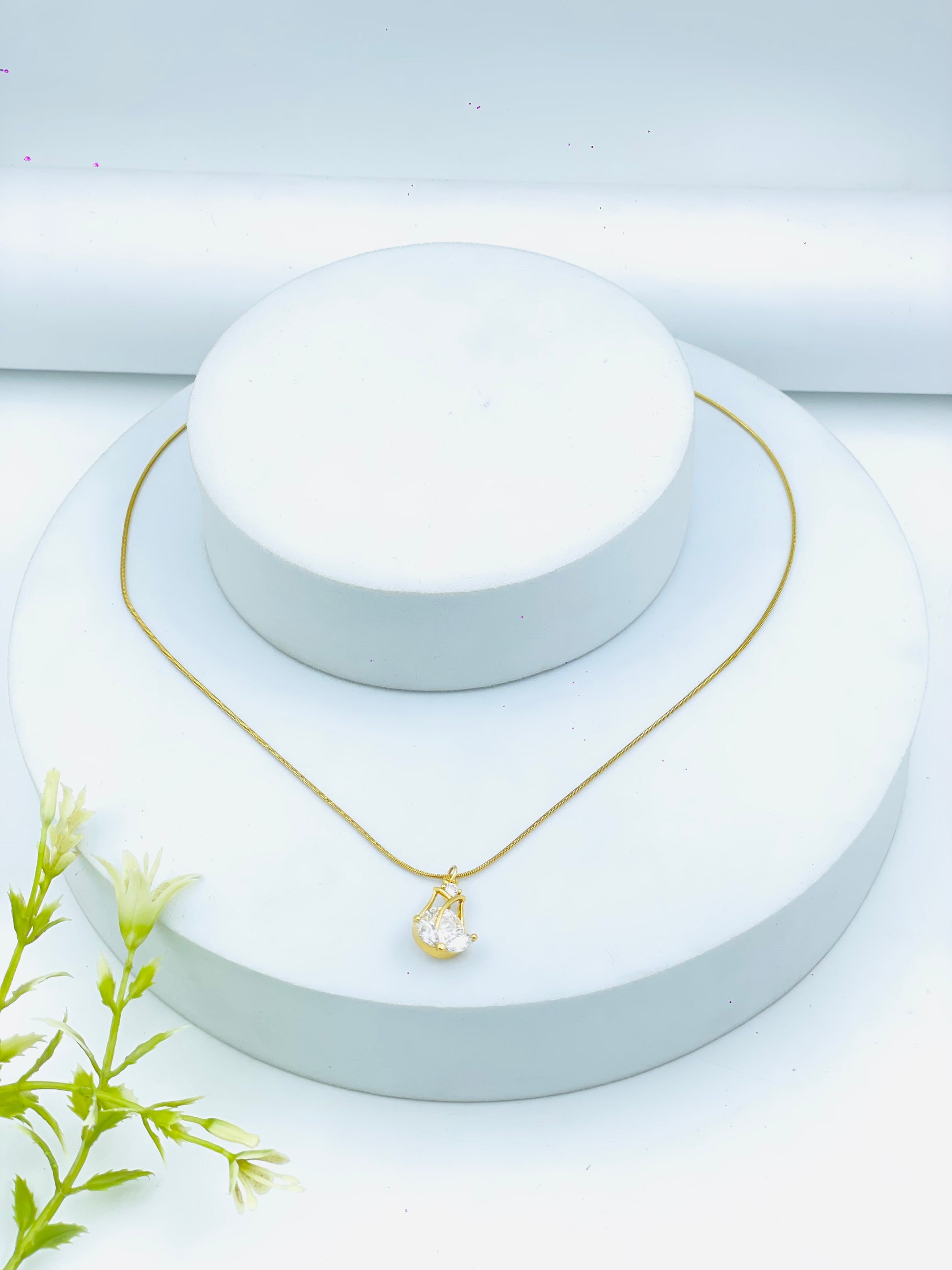 Elegant Gold Necklace with Diamond Pendant