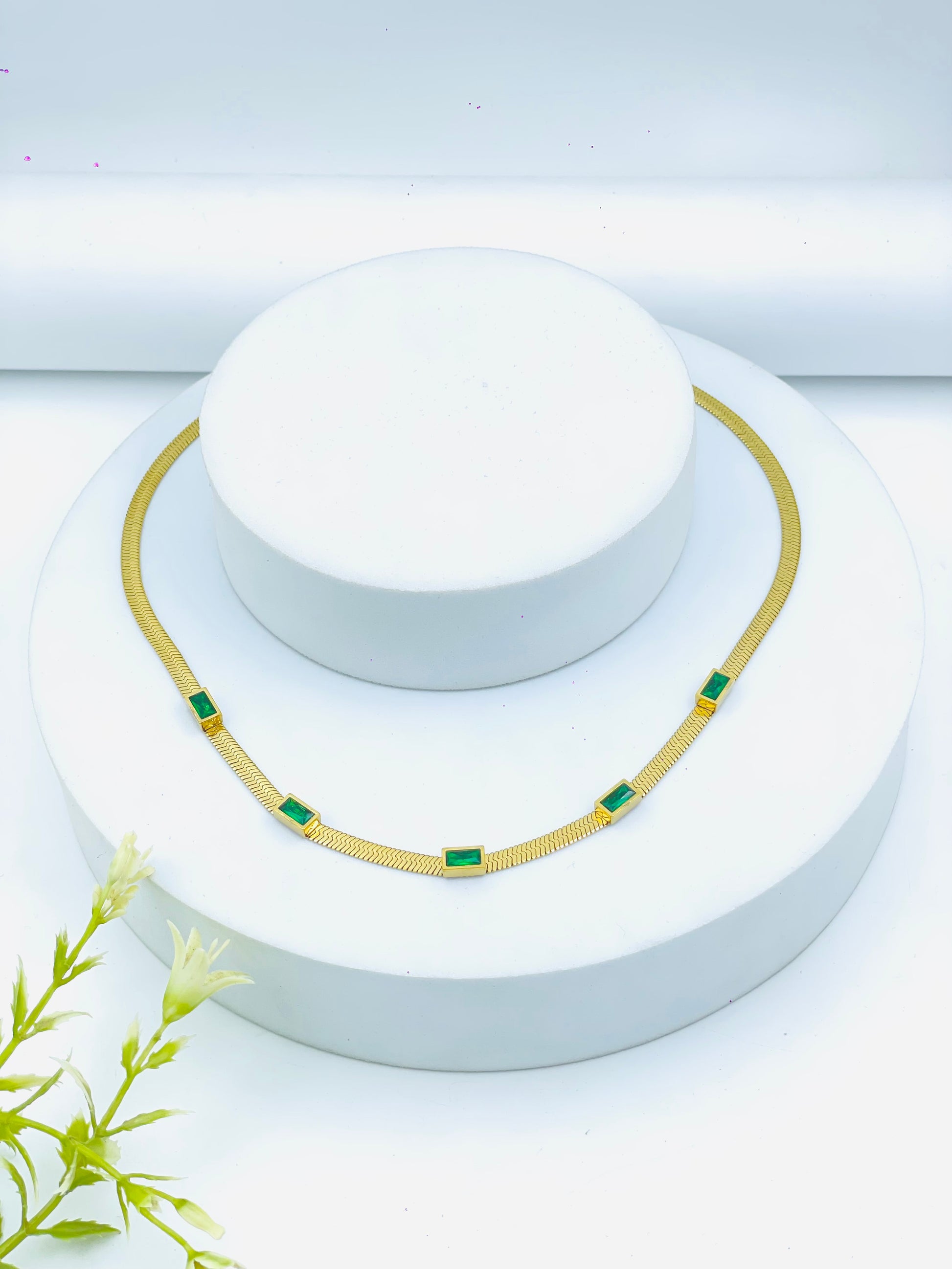 Elegant Gold Necklace with Emerald Green Gemstones