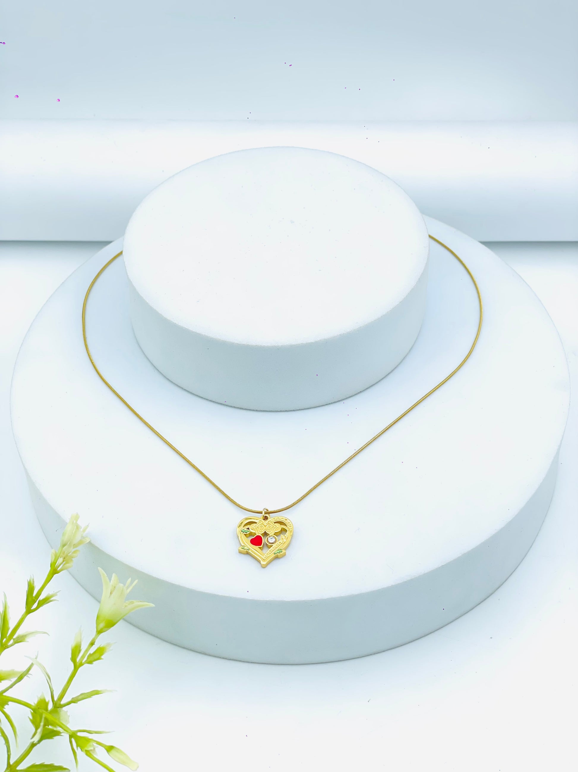 Elegant Gold Pendant Necklace Featuring Red Gemstone