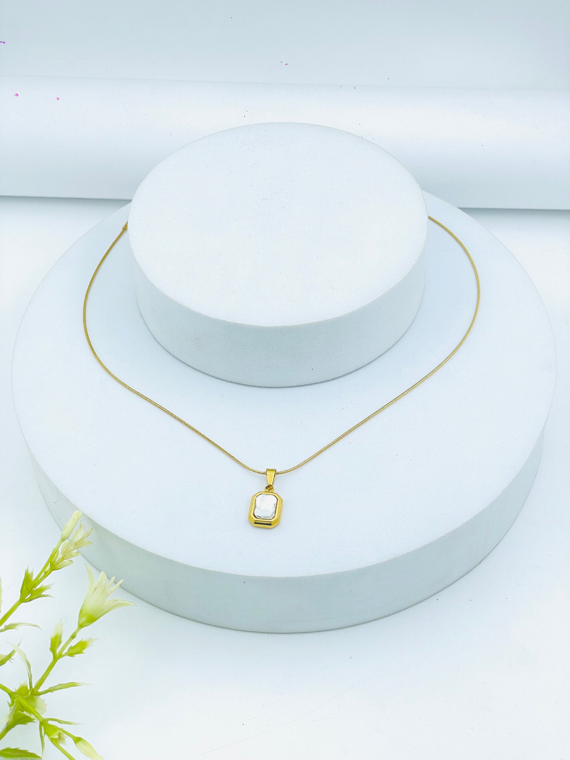Elegant Gold Pendant Necklace for Women