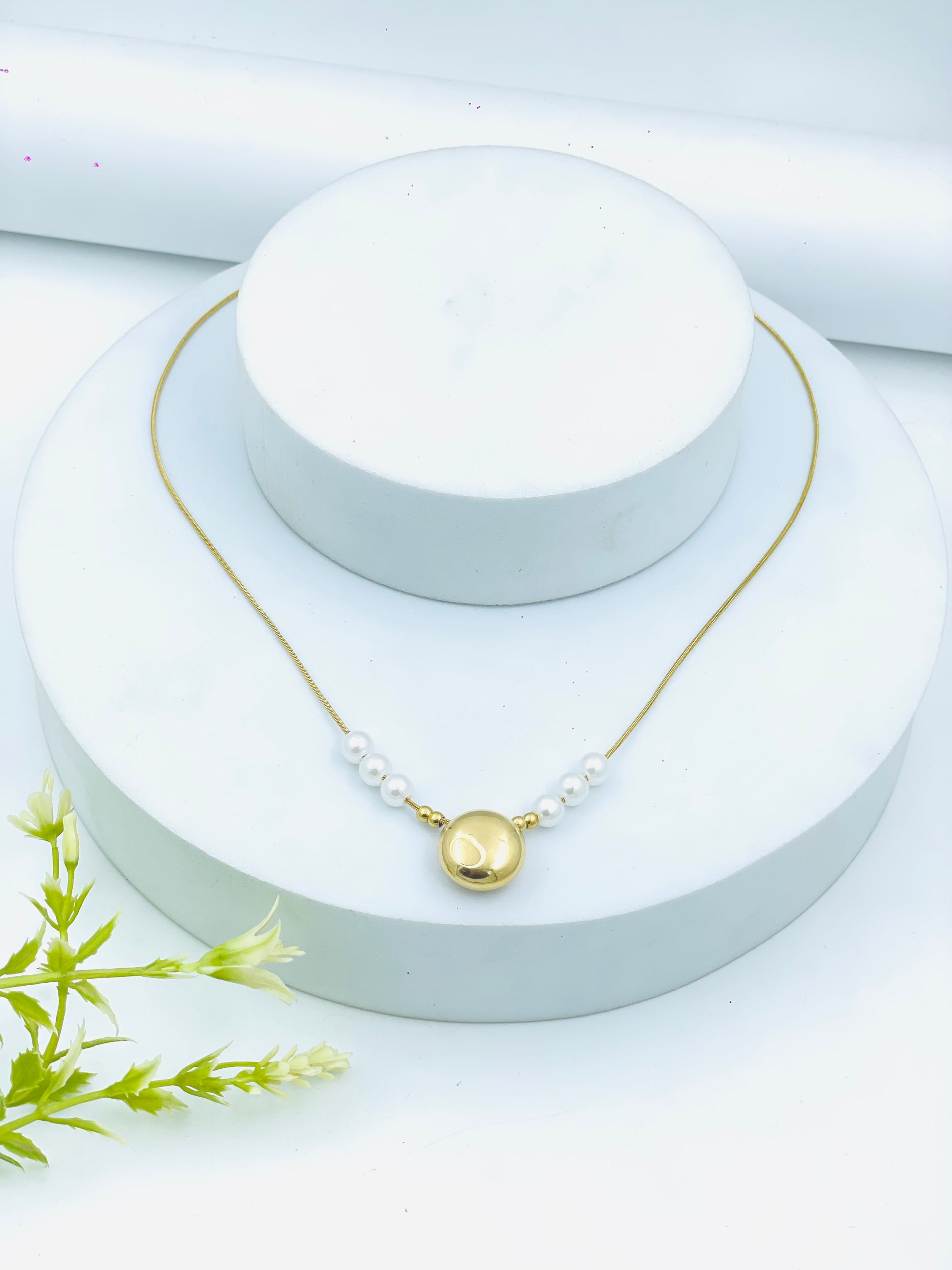 Elegant Gold and Pearl Pendant Necklace