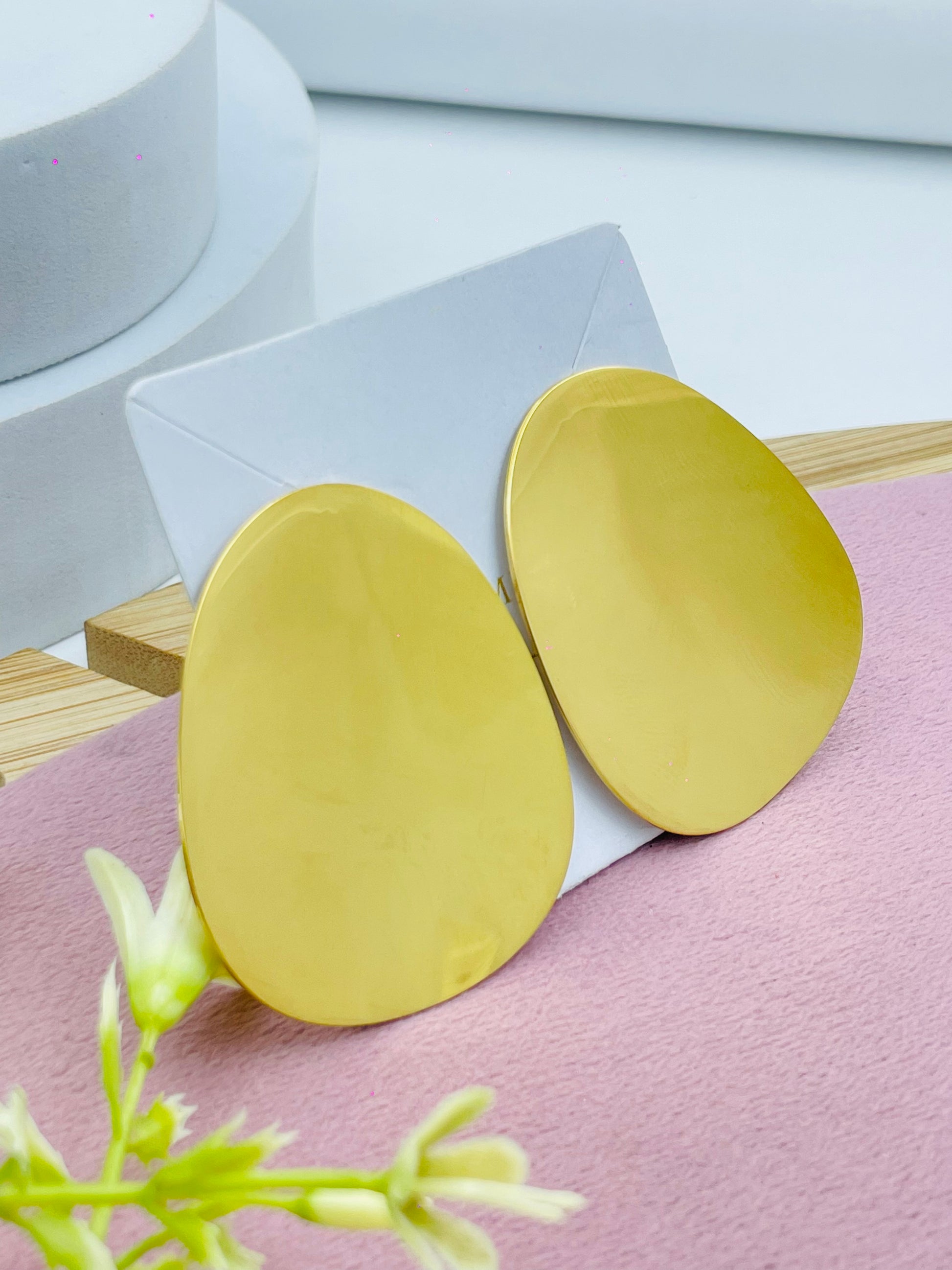 Elegant Gold Oval Earrings for Evening Wear