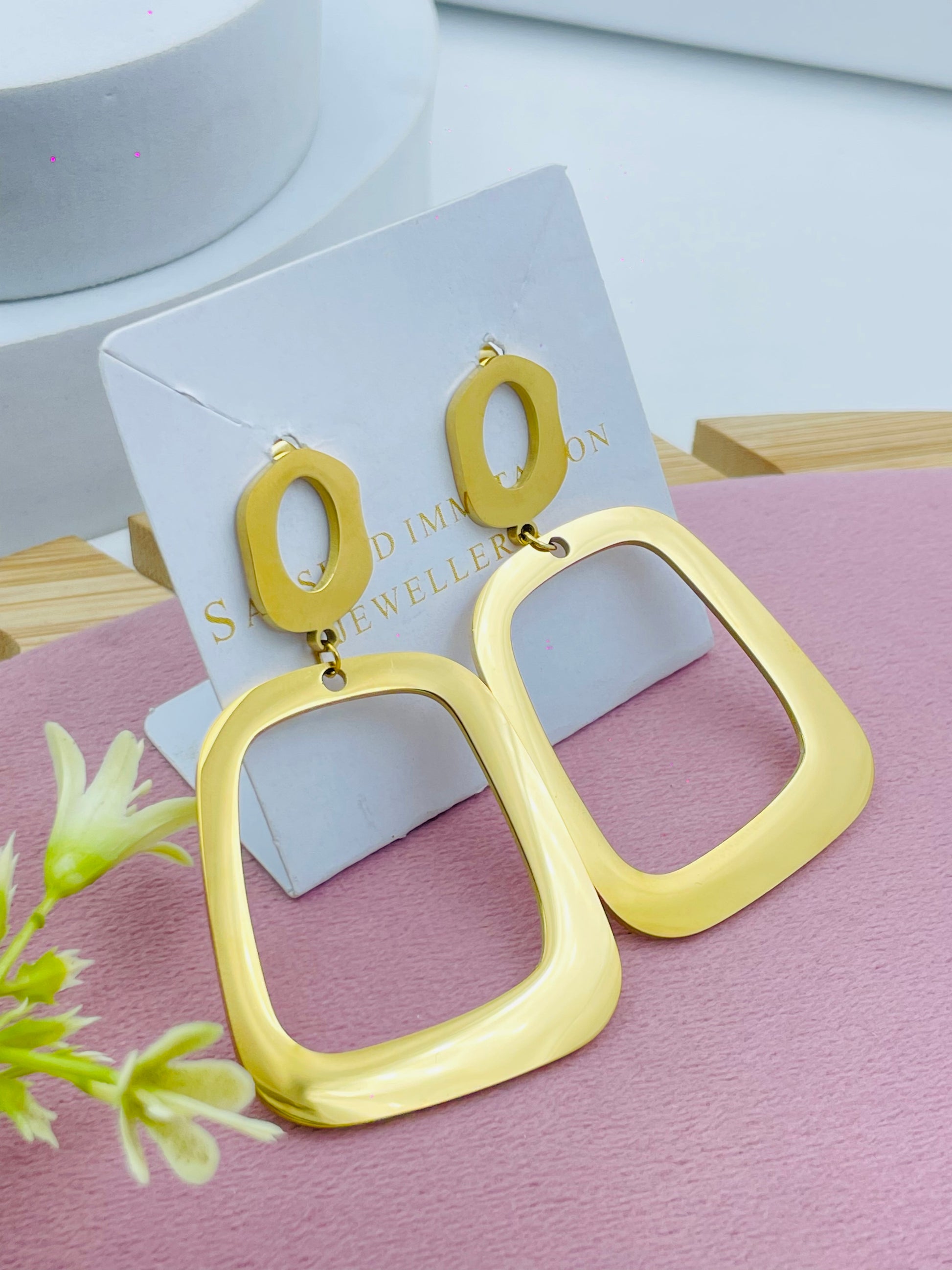 Elegant Gold Geometric Drop Earrings