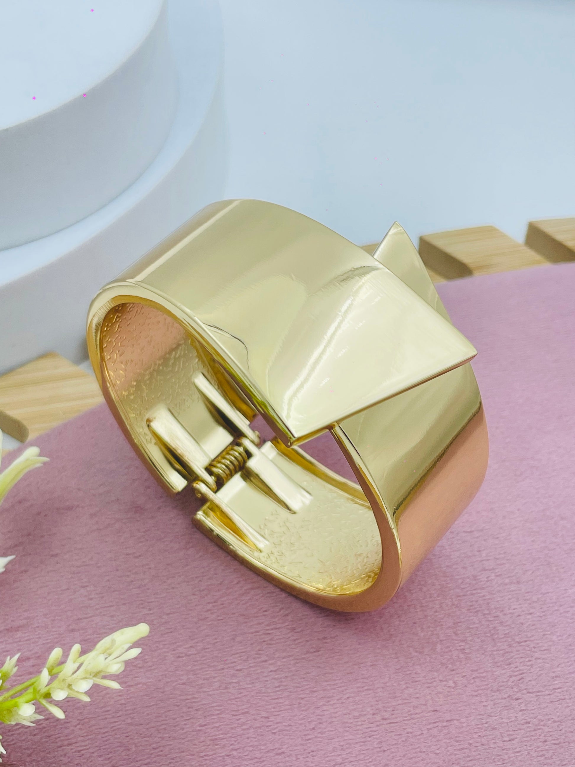 Stylish Gold Geometric Cuff Bracelet for Elegant Fashion