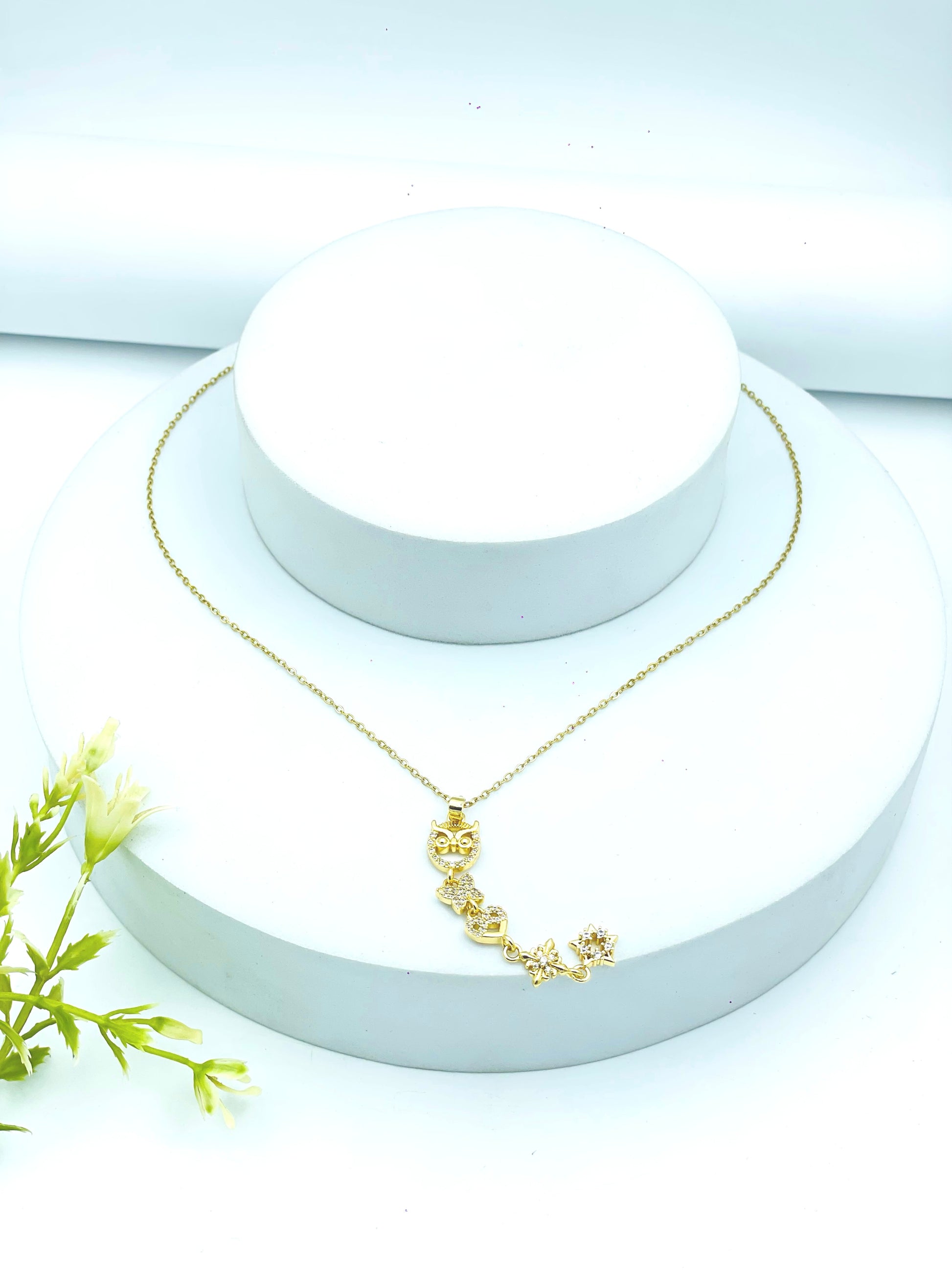 Elegant Gold Floral Pendant Necklace for Women