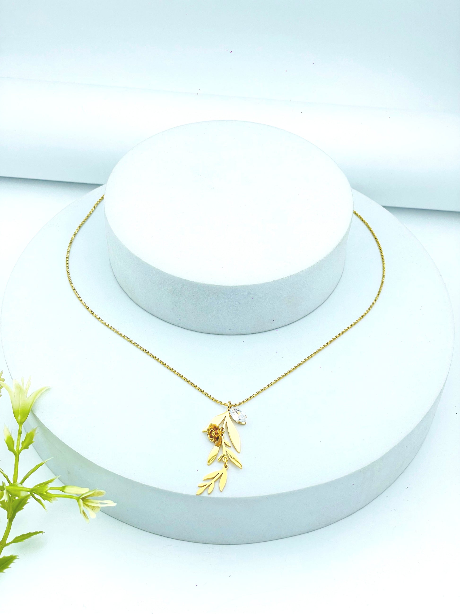 Elegant Gold Leaf Pendant Necklace for Women