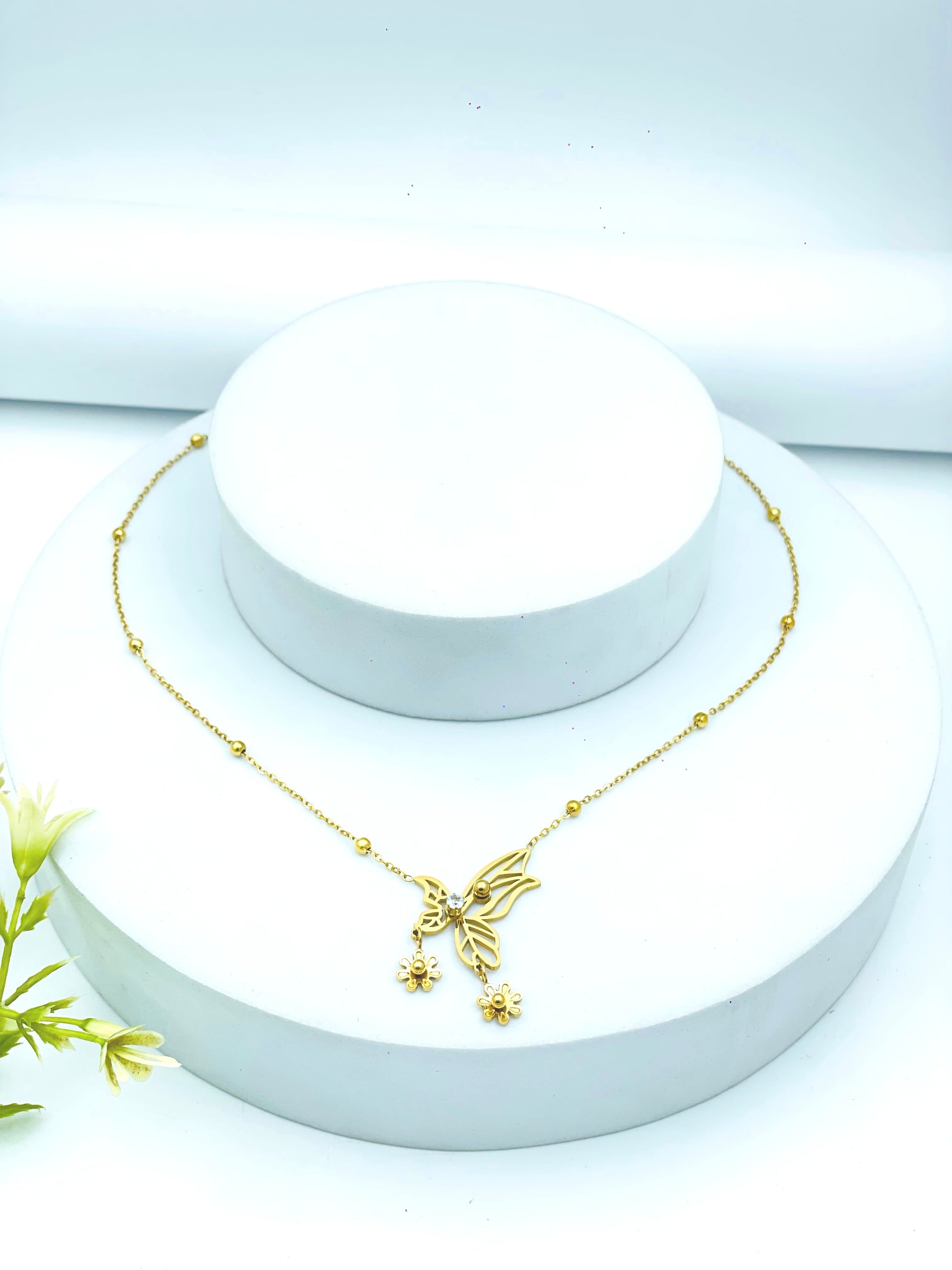 Elegant Gold Floral Pendant Necklace