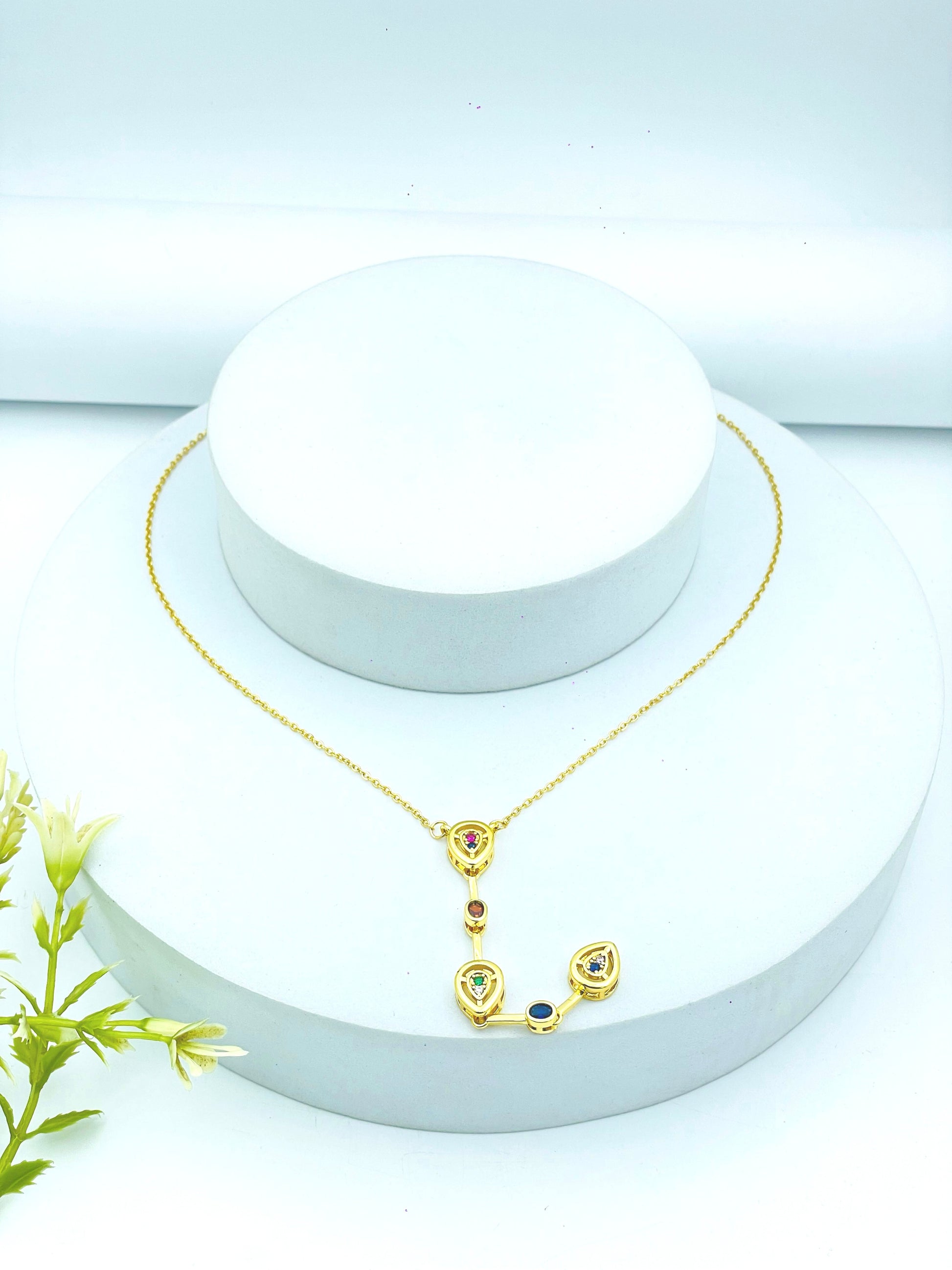 Elegant Gold Necklace with Gemstone Pendant