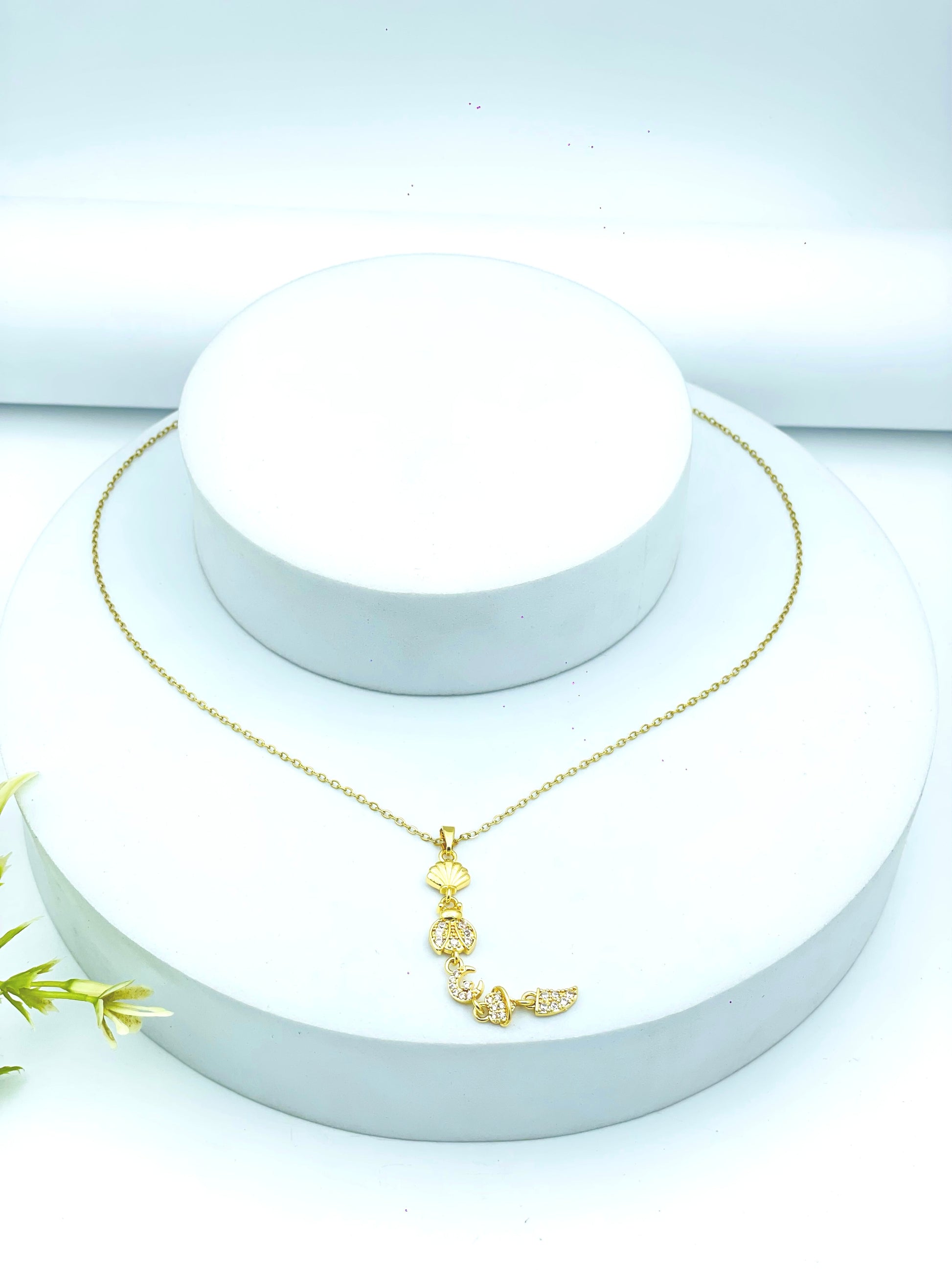 Elegant Gold Necklace with Leaf Pendant  Perfect for Any Occasion
