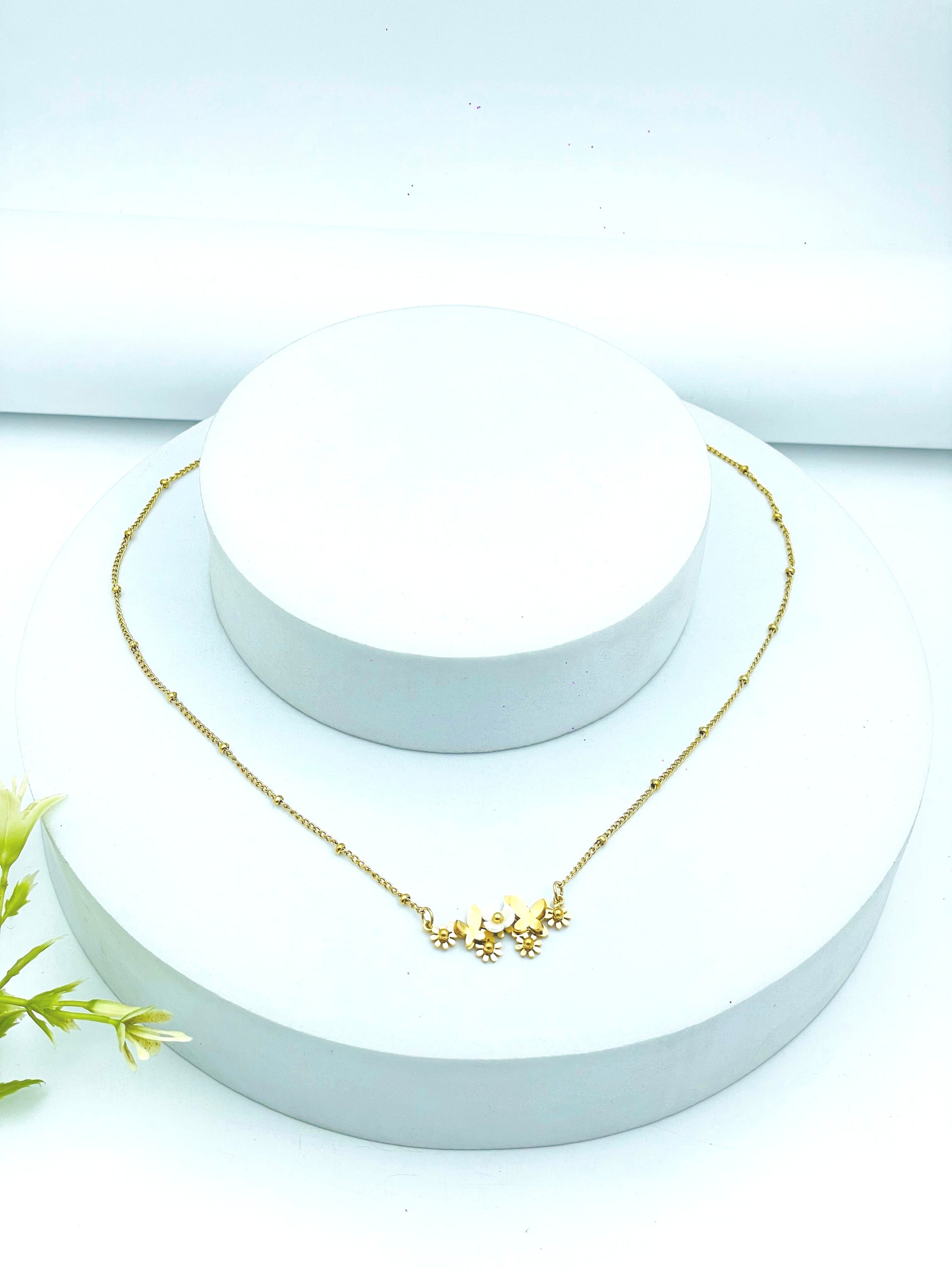 Elegant Gold Leaf Necklace  Delicate and Stylish