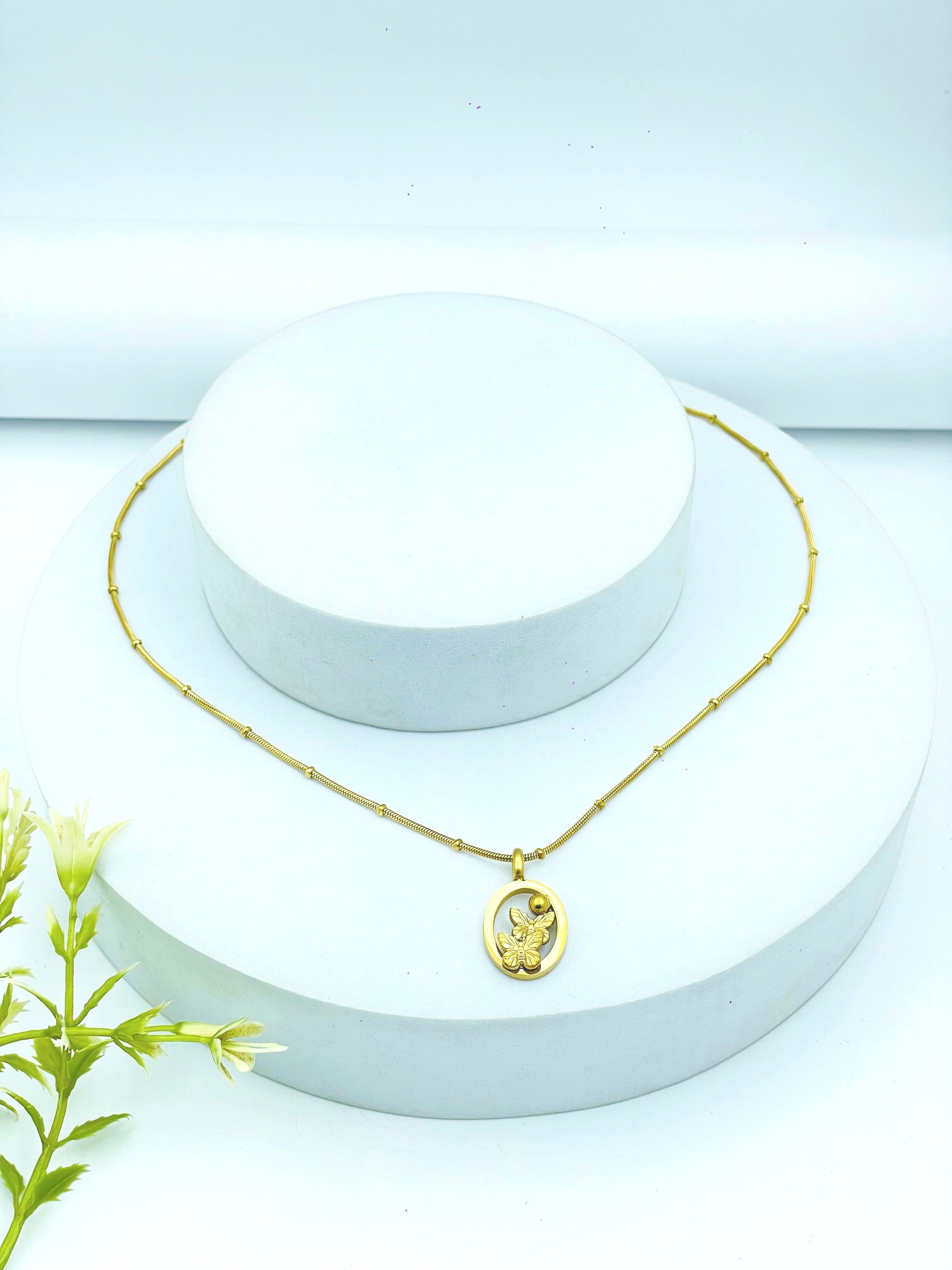 Elegant Gold Necklace with Round Pendant  Perfect for Any Occasion