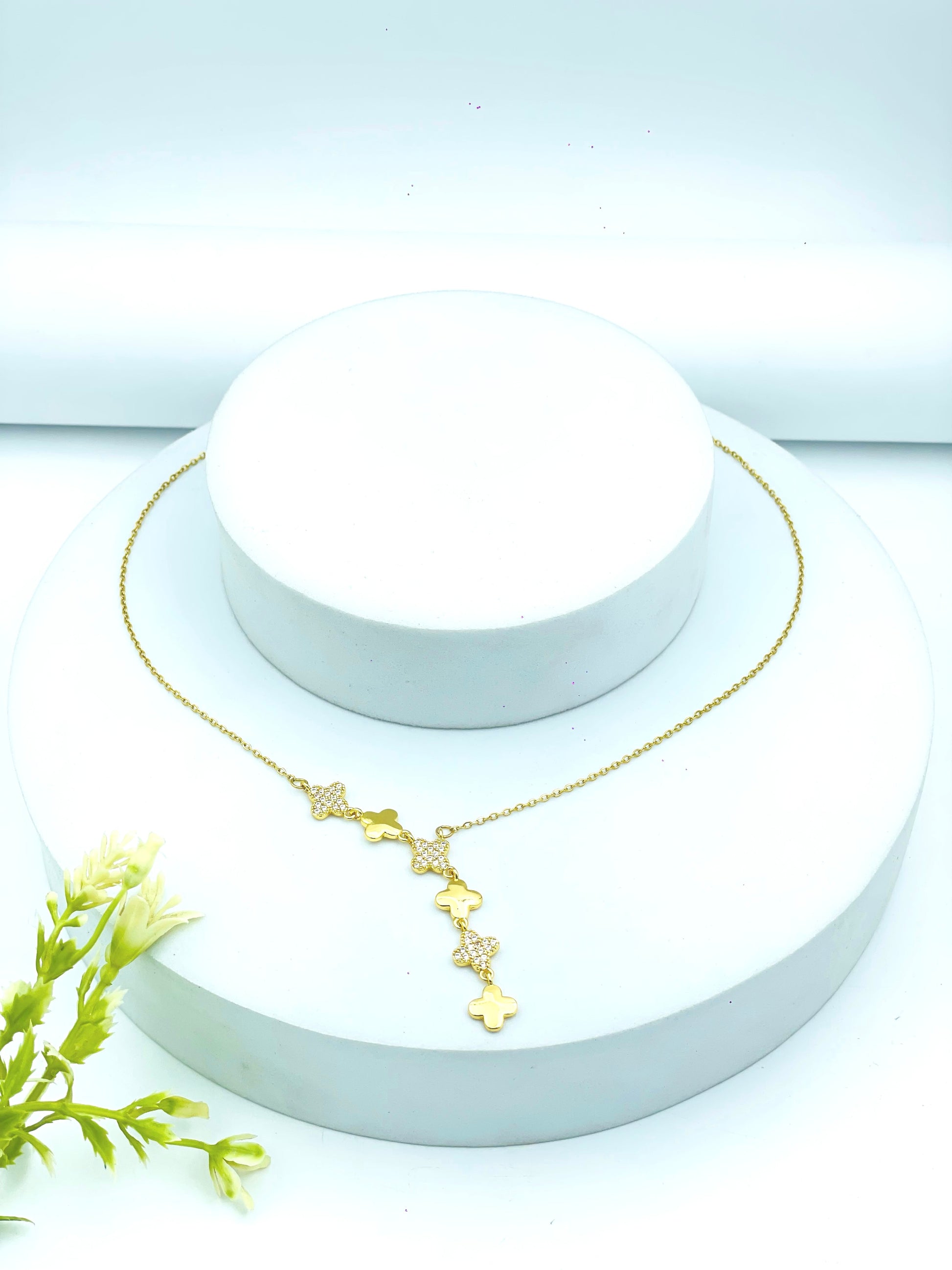 Stylish Gold Clover Pendant Necklace