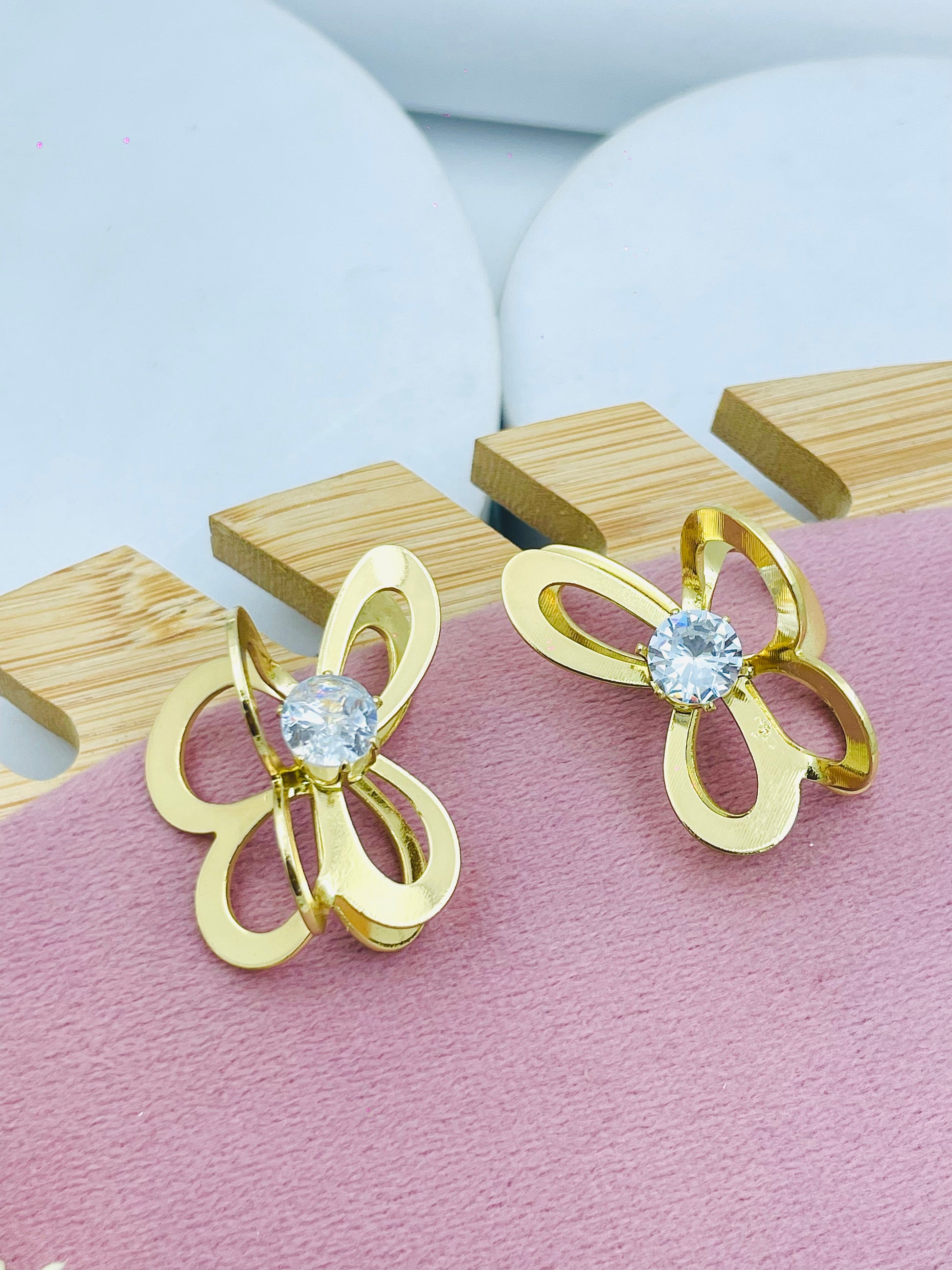 Elegant Gold Flower Earrings with Sparkling Gemstones