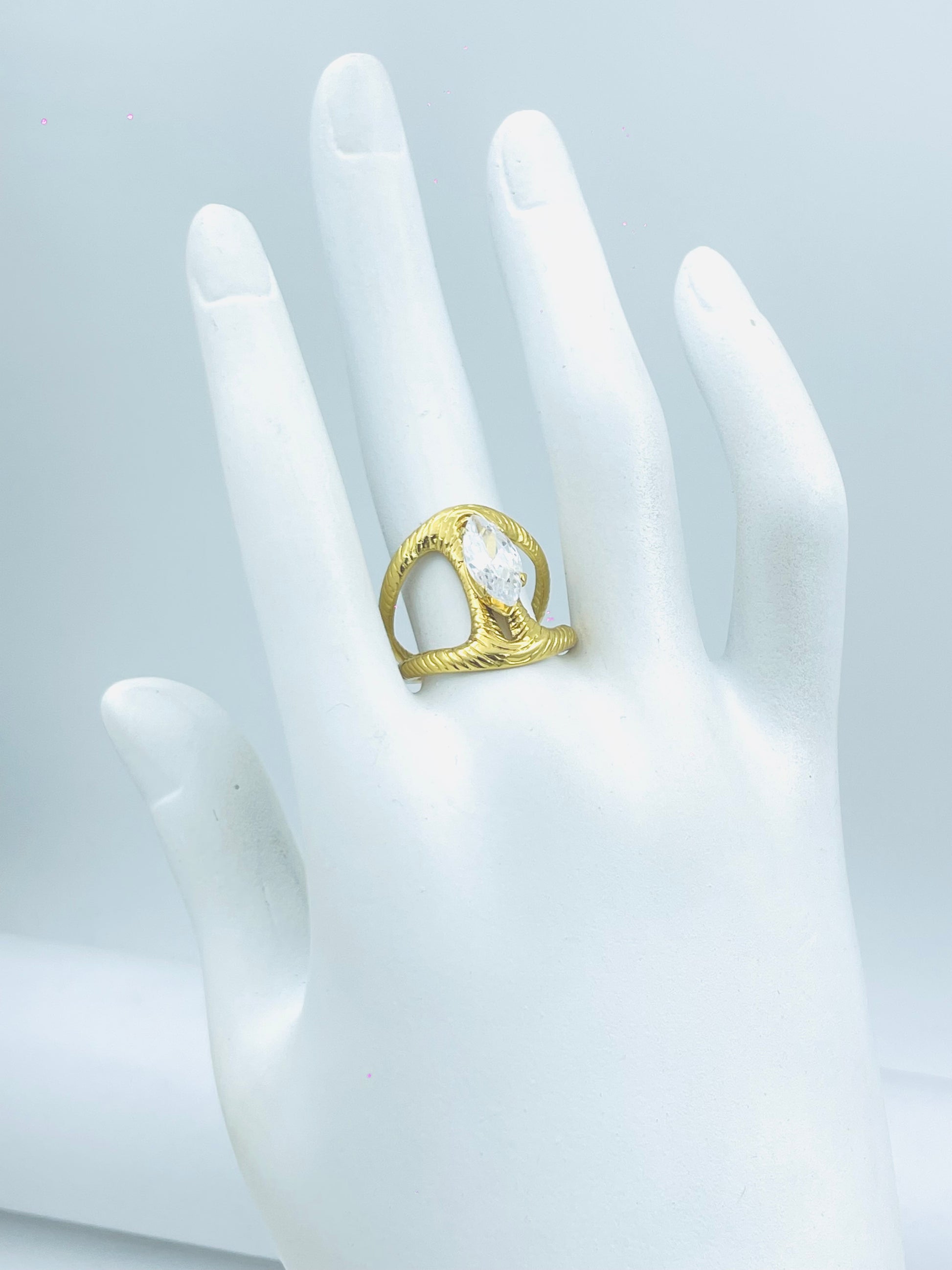 Elegant Gold Leaf Design Ring