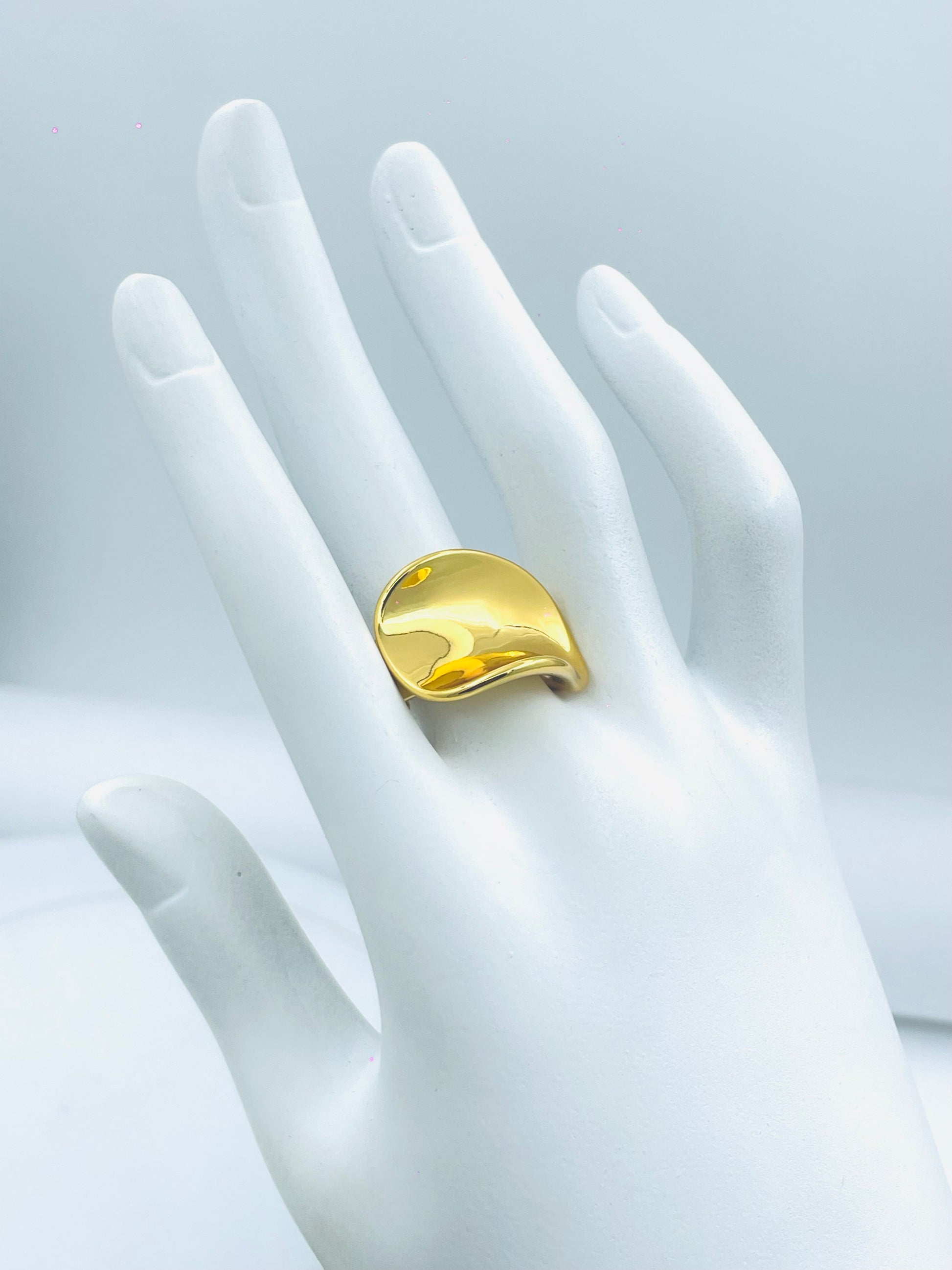 Elegant Gold Wave Ring  Modern Jewelry