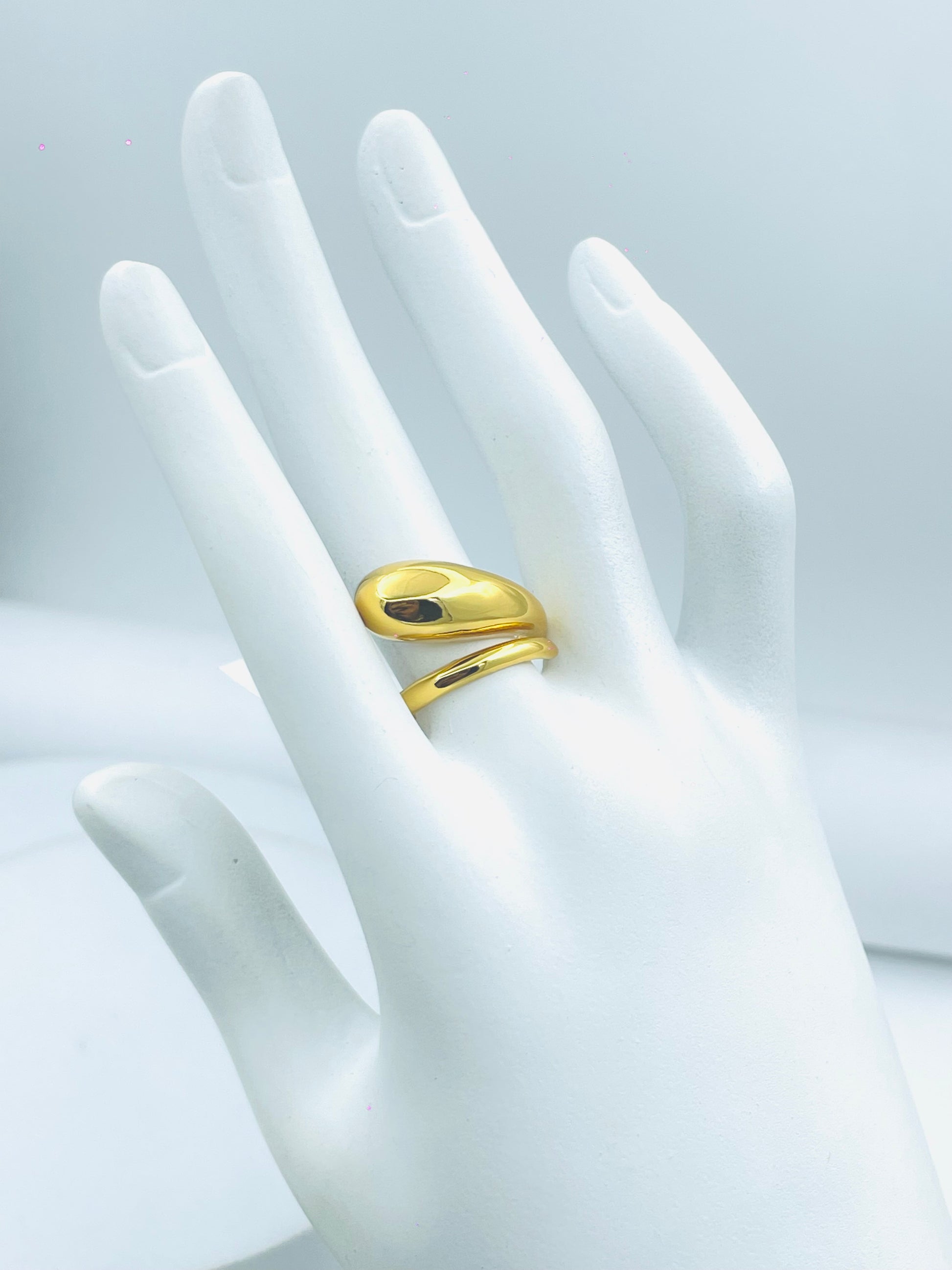 Elegant Gold Twist Ring