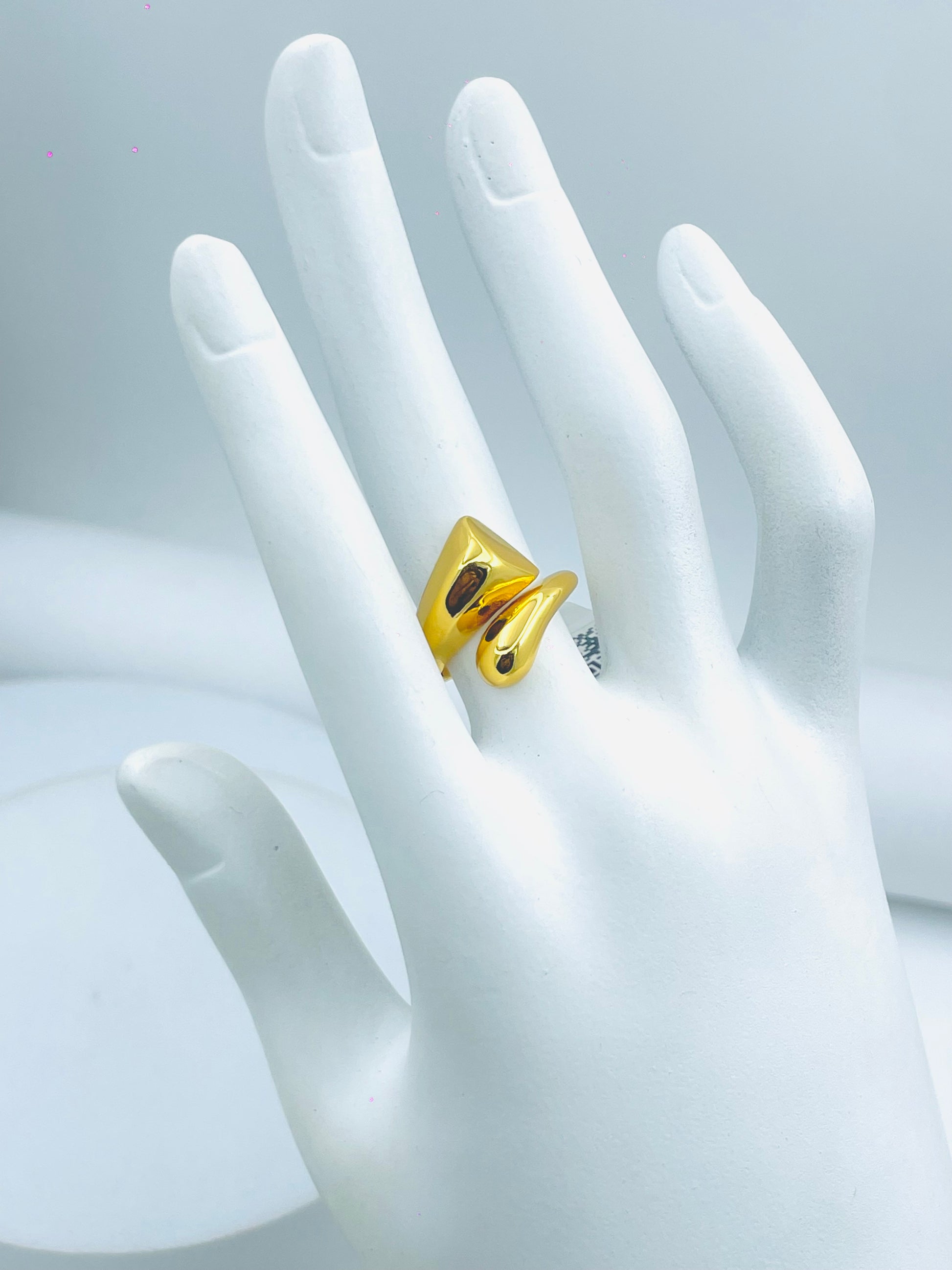 Elegant Gold Abstract Wave Ring