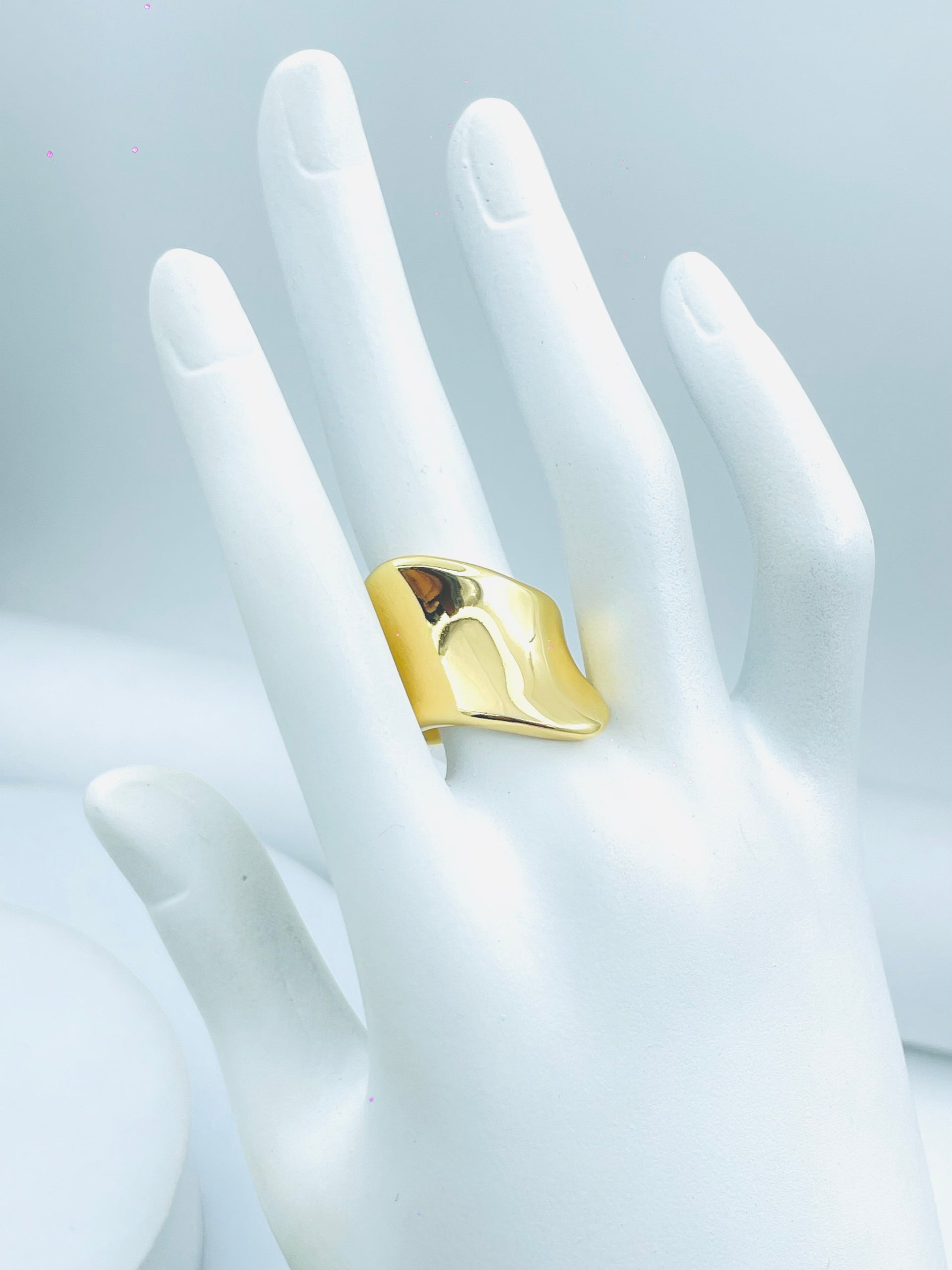 Elegant Gold Wave Statement Ring  Modern Design