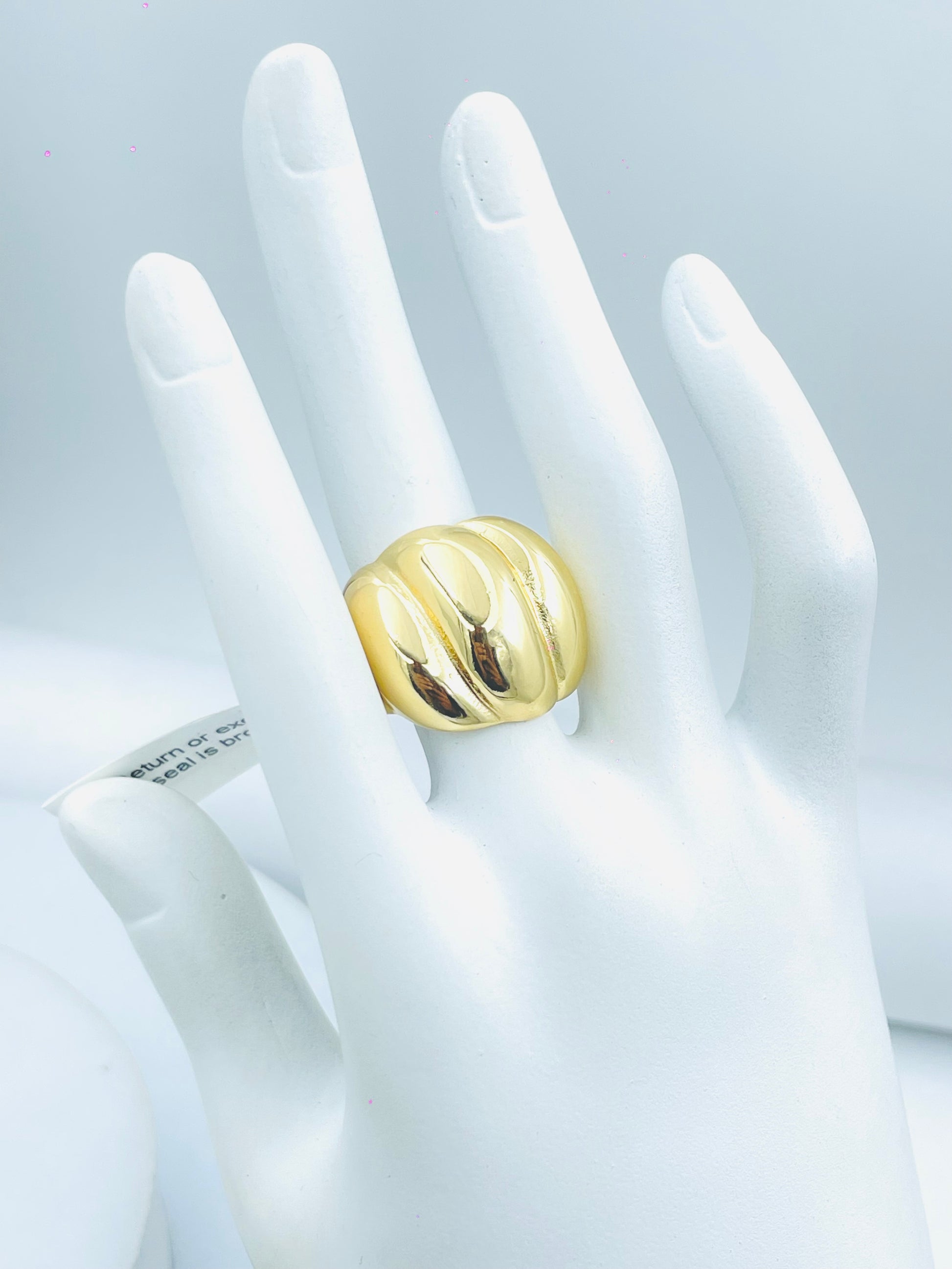 Elegant Gold Wave Design Ring