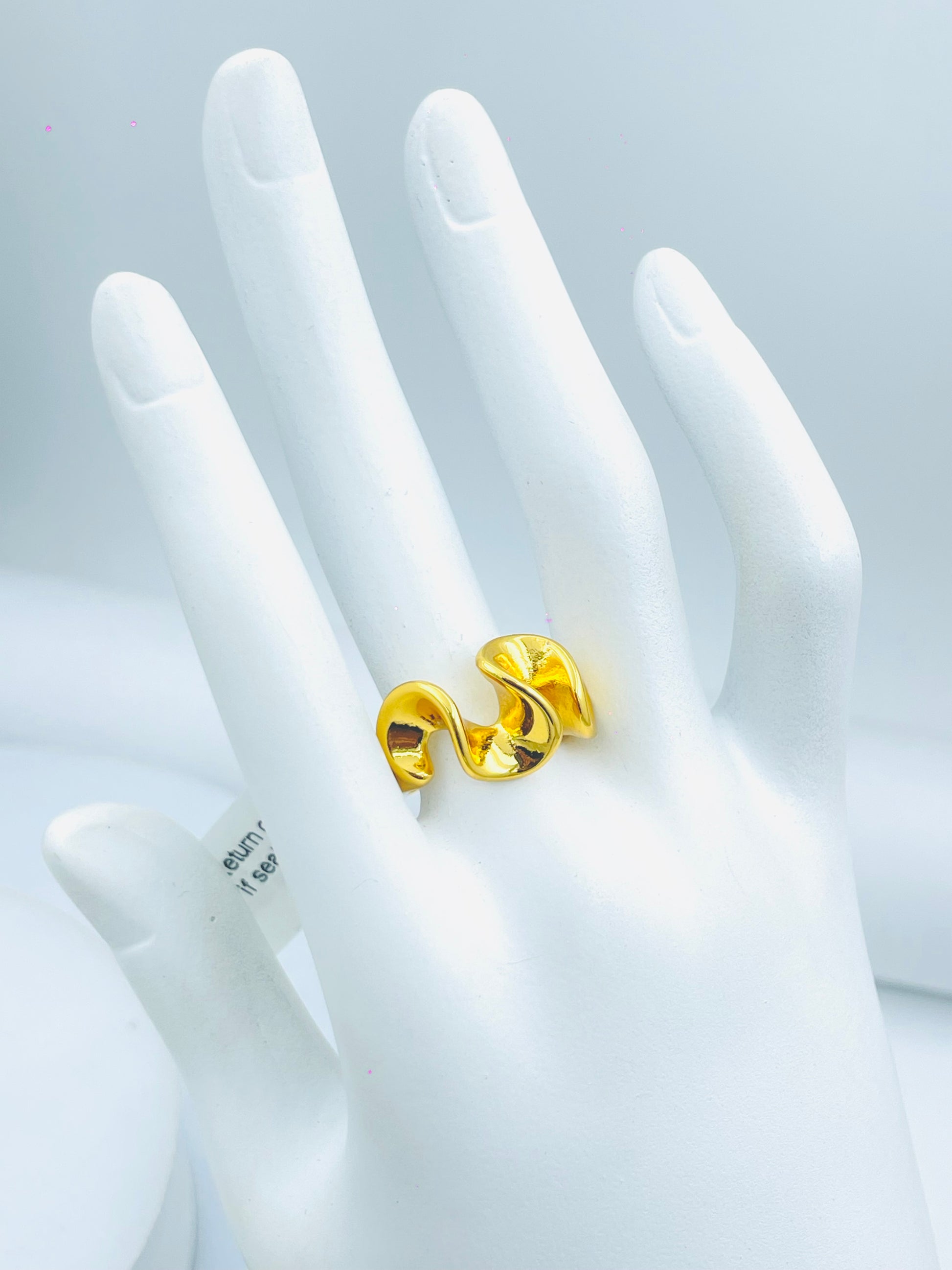 Elegant Gold Twist Ring for Sophisticated Style