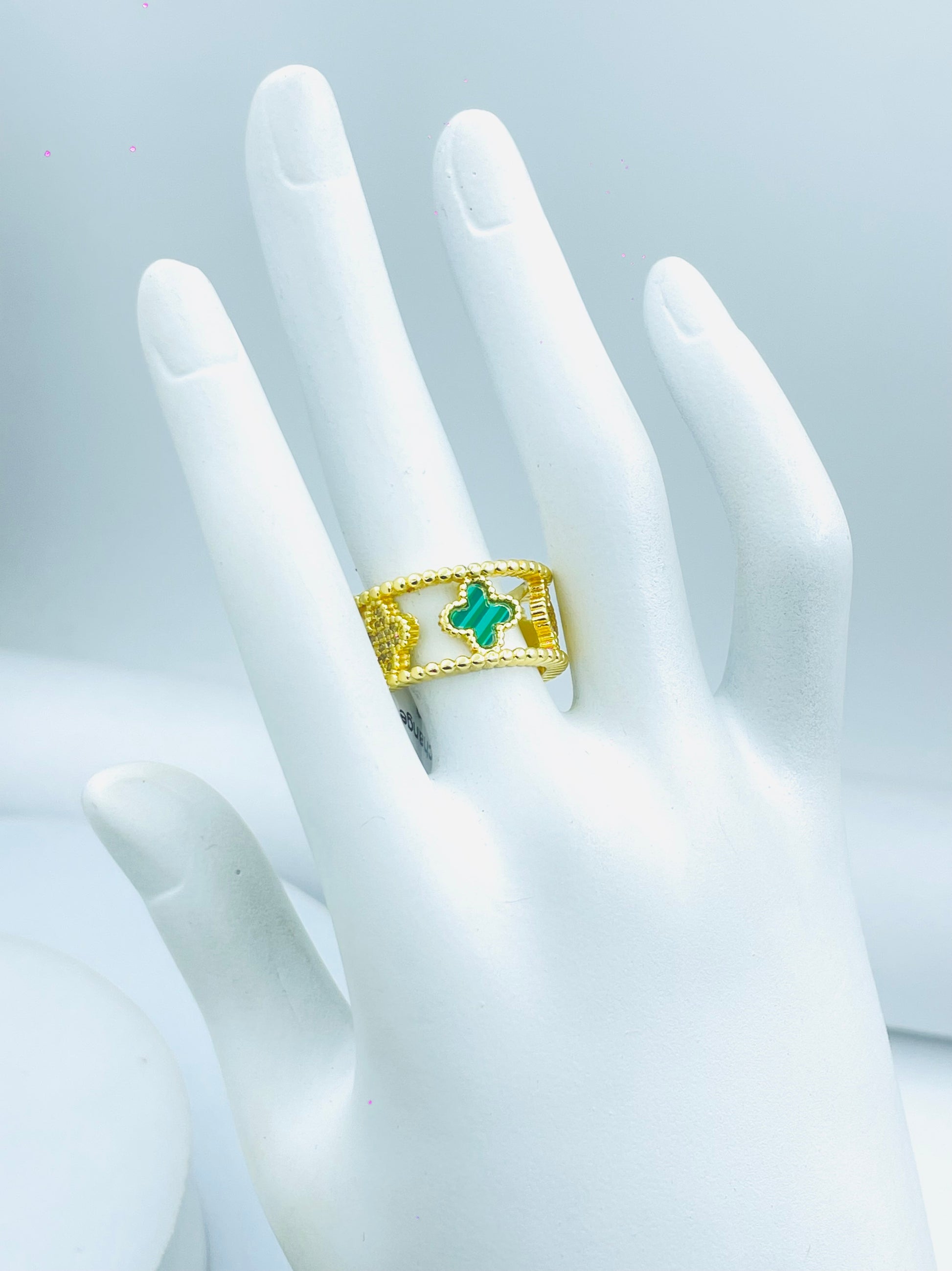 Elegant Gold Ring Featuring a Green Gemstone
