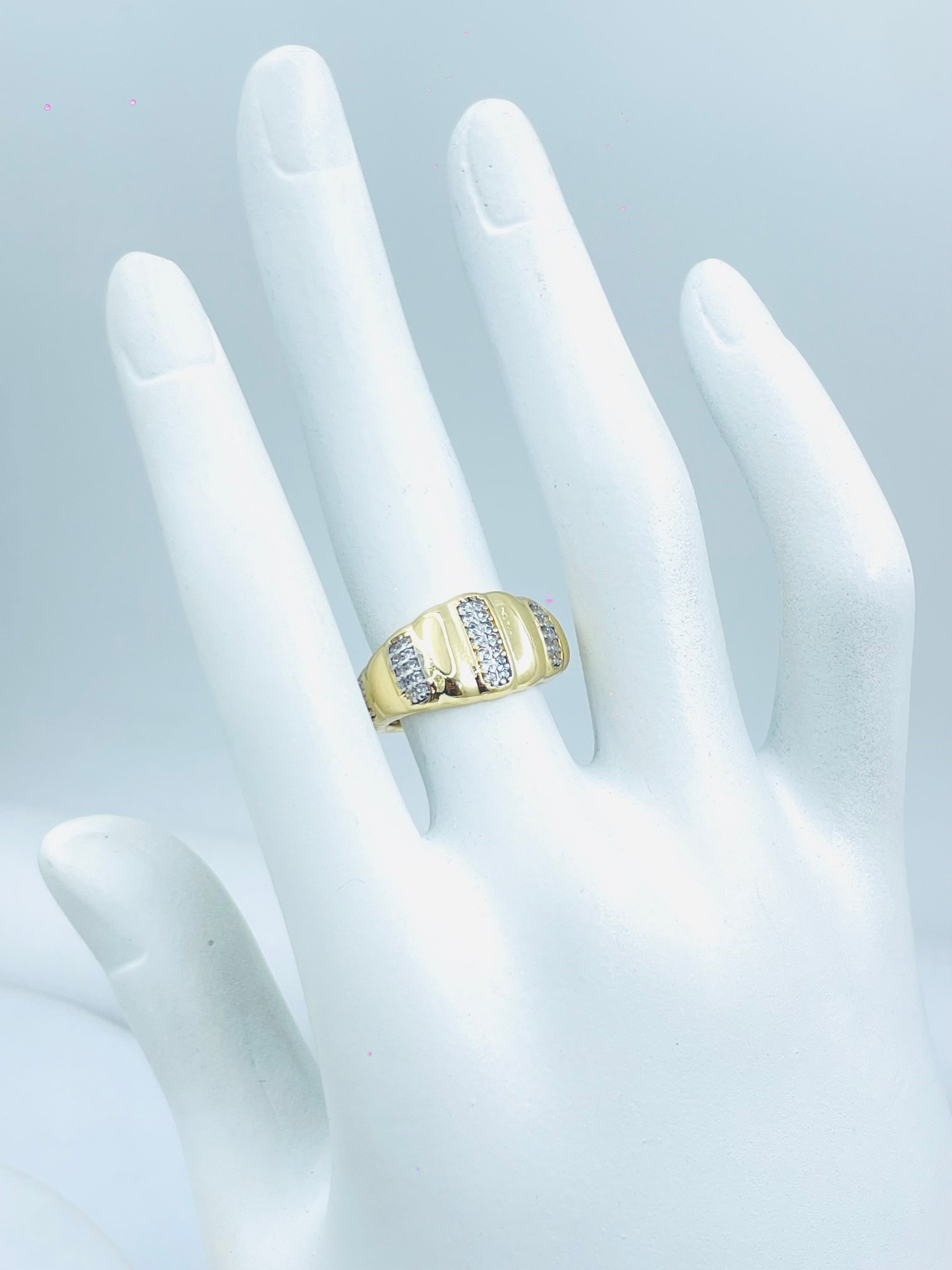 Elegant Gold Band Ring with Sparkling Diamond Accents