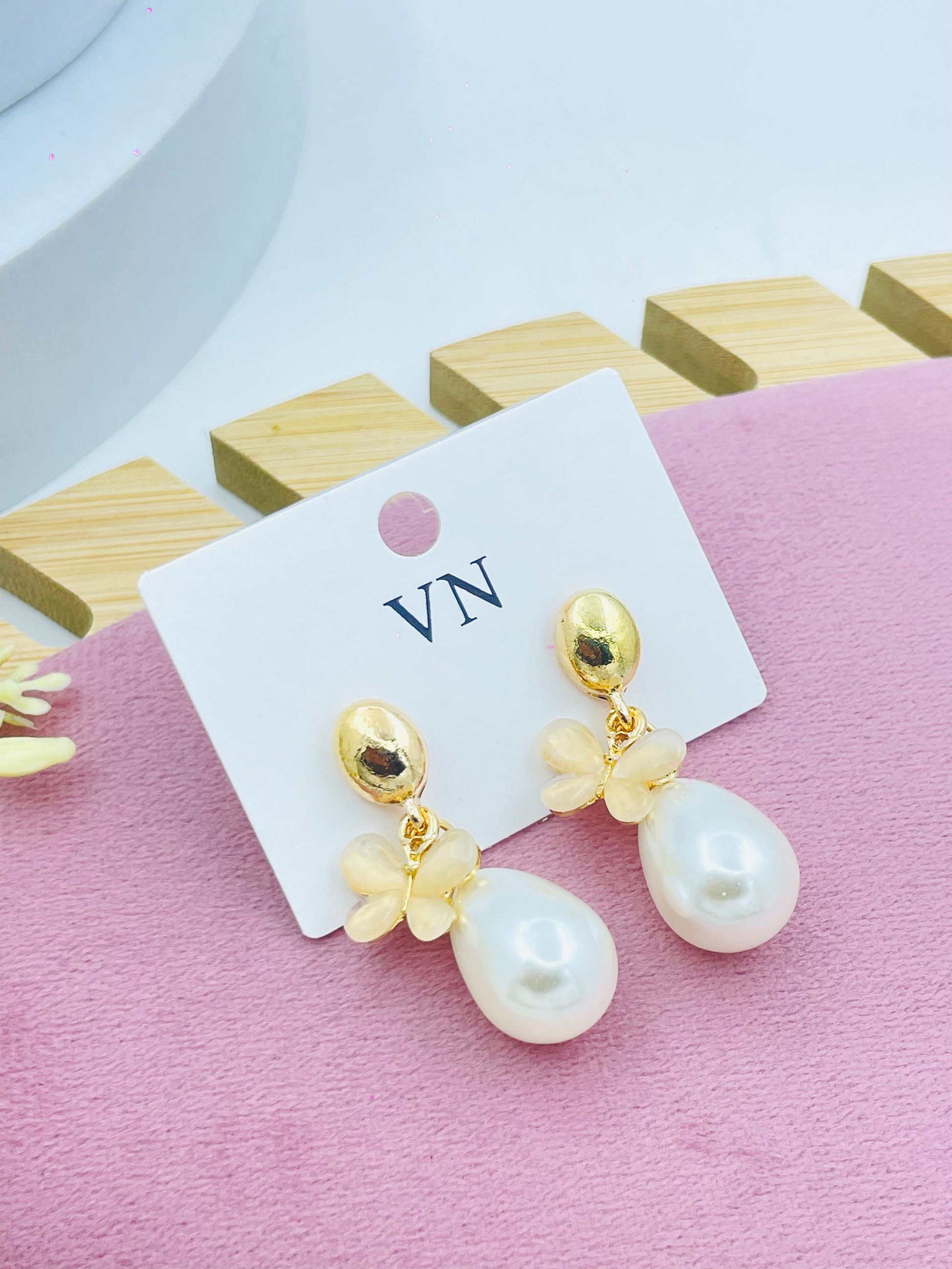 Elegant Pearl Drop Earrings with Gold Accents