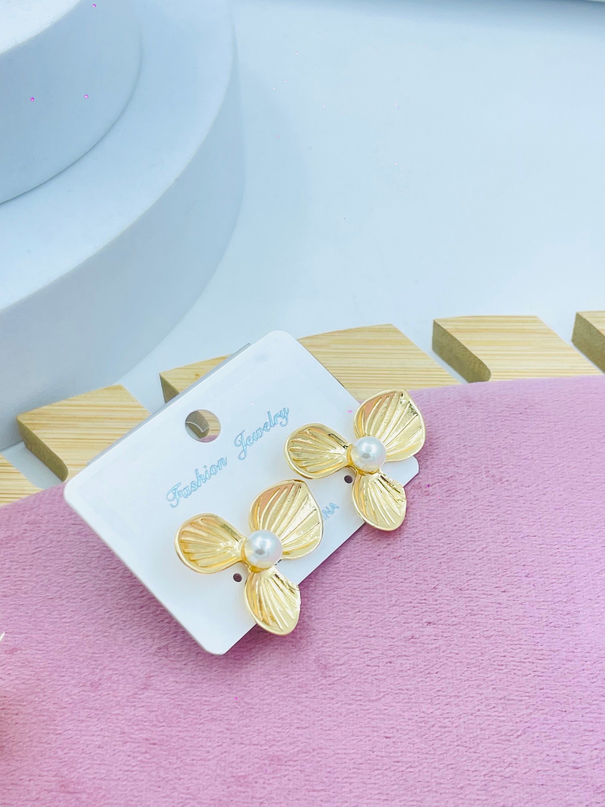 Stylish Gold Flower Pearl Earrings