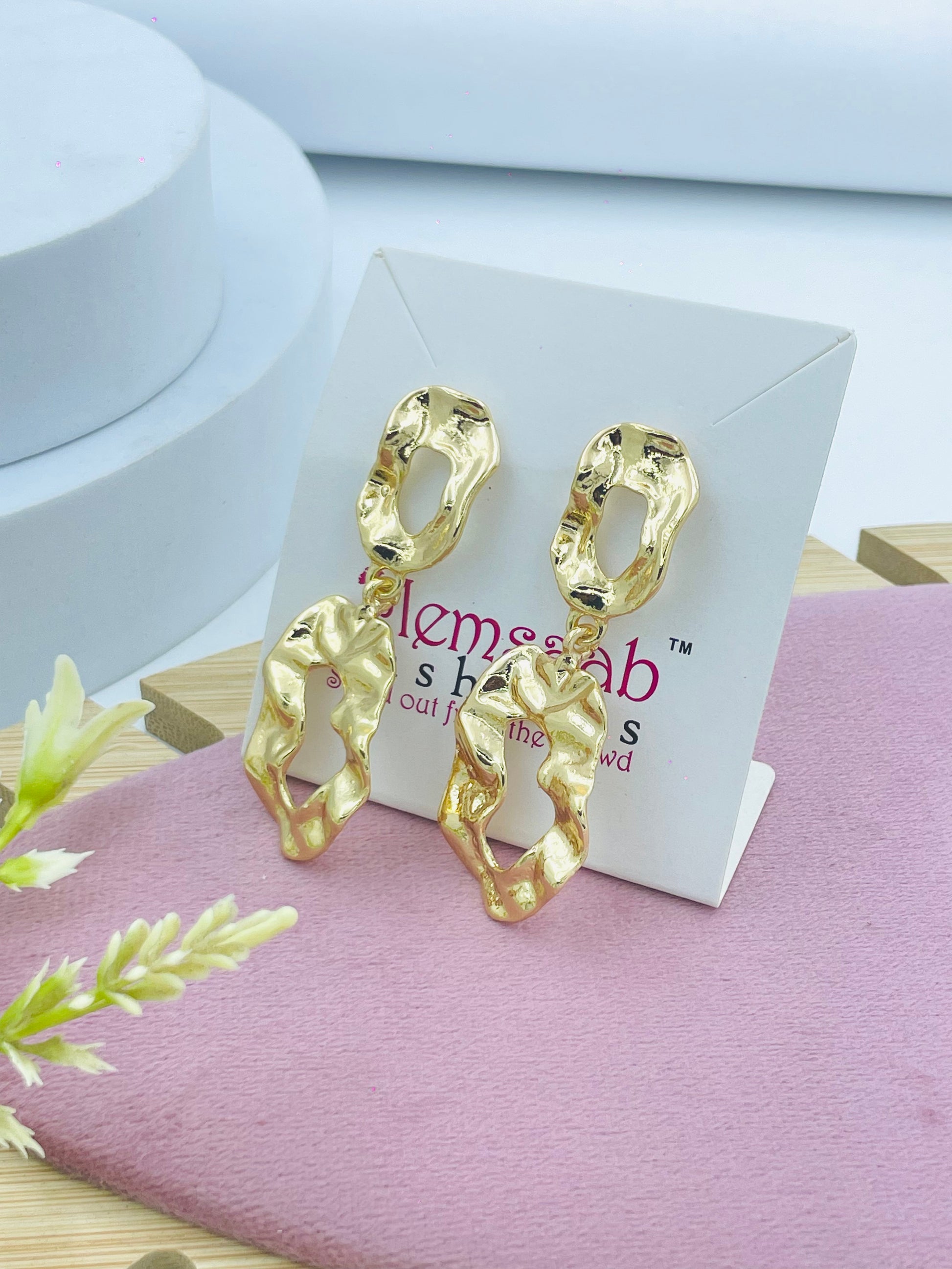 Elegant Gold Geometric Earrings  Modern Design