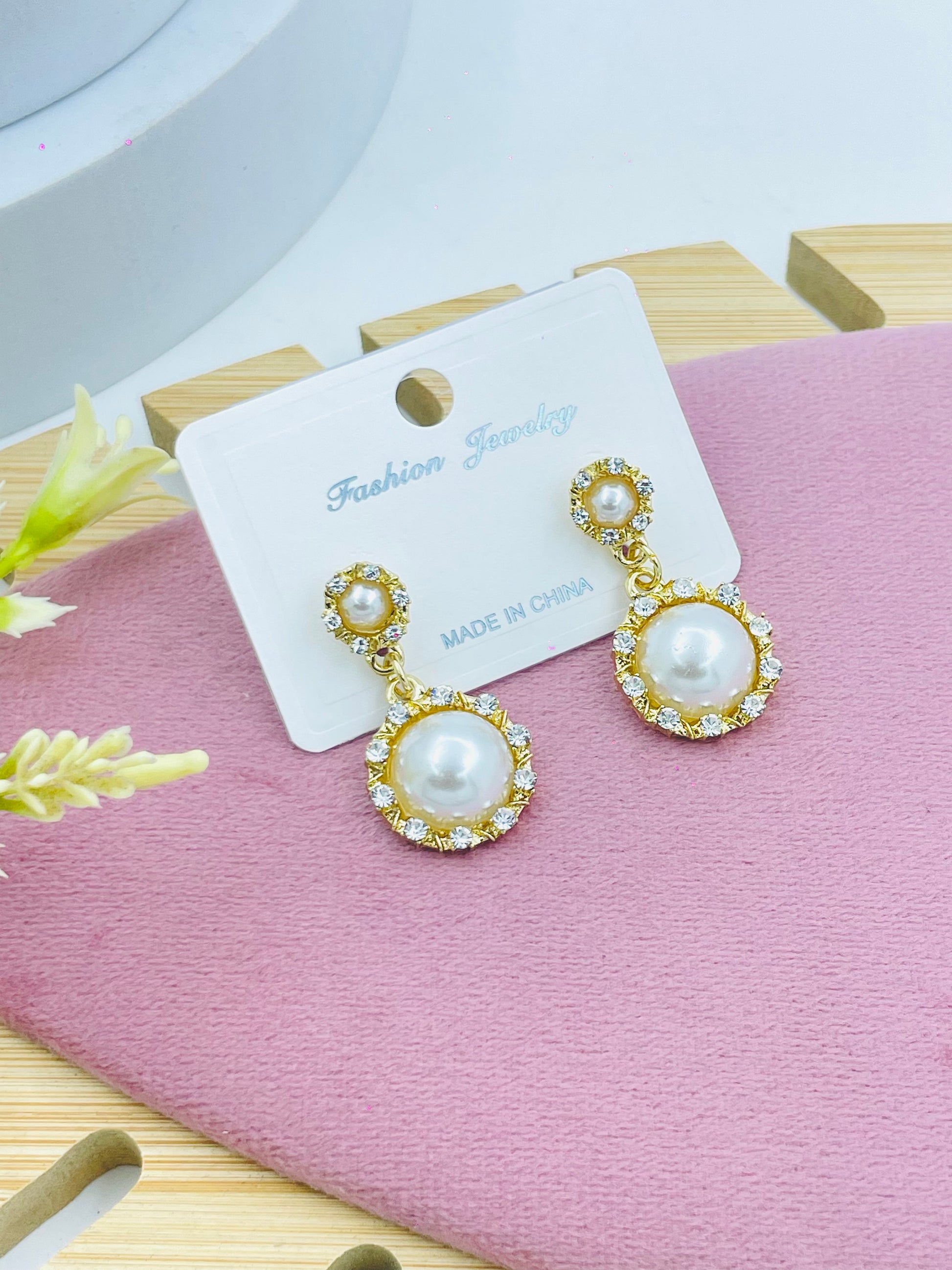 Elegant Pearl Drop Earrings with Rhinestones