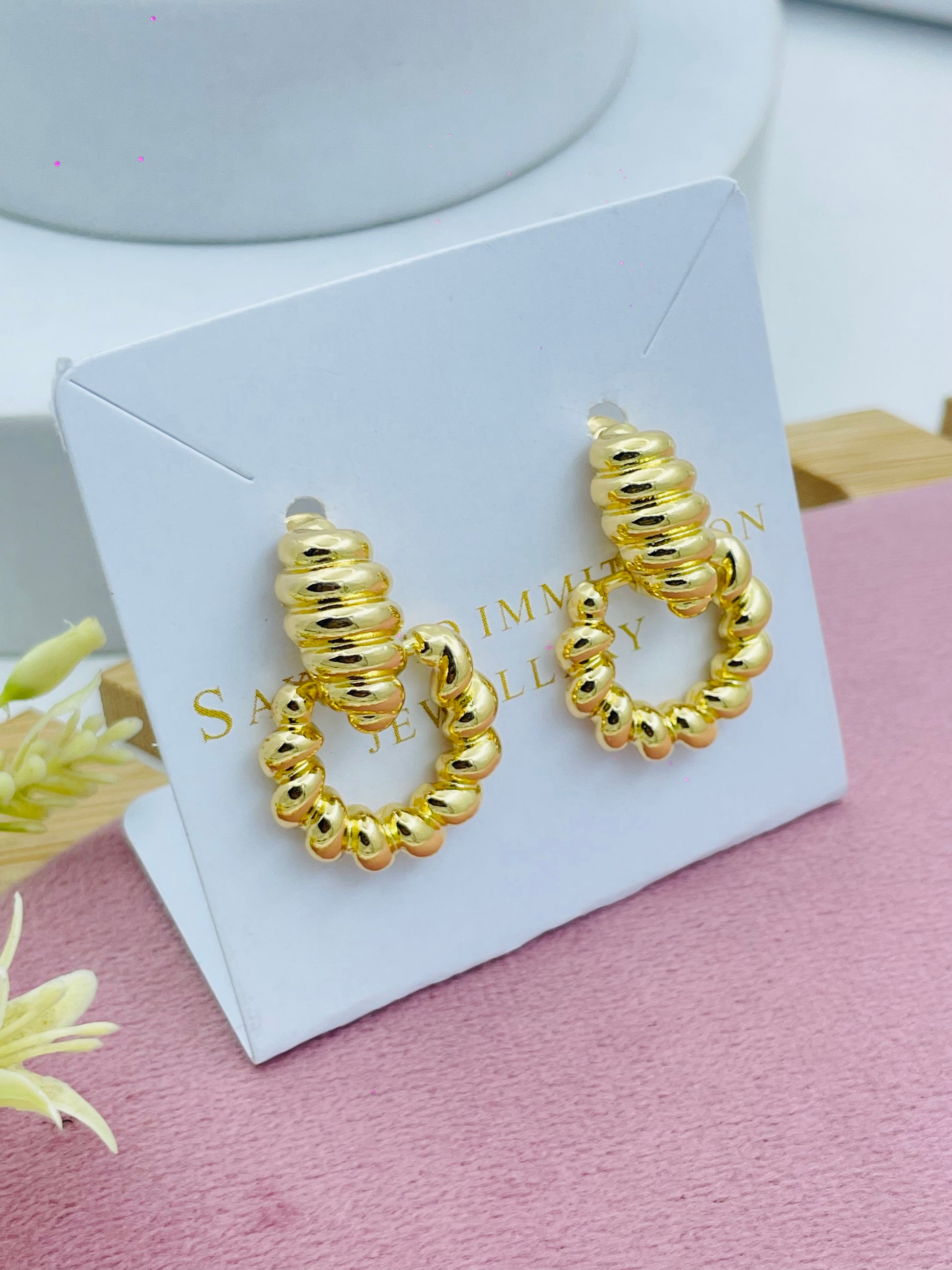 Chic Gold Twisted Hoop Earrings for Modern Elegance