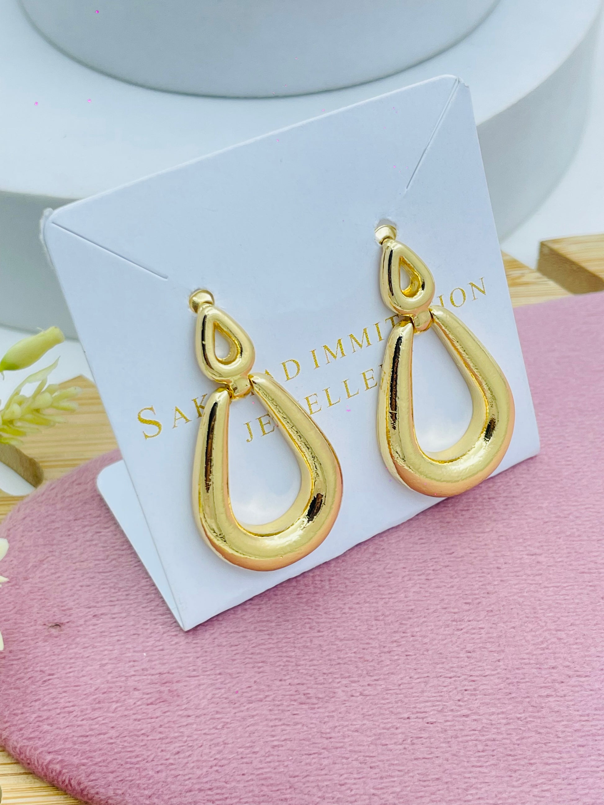 Elegant Gold Teardrop Earrings  Perfect for Any Occasion