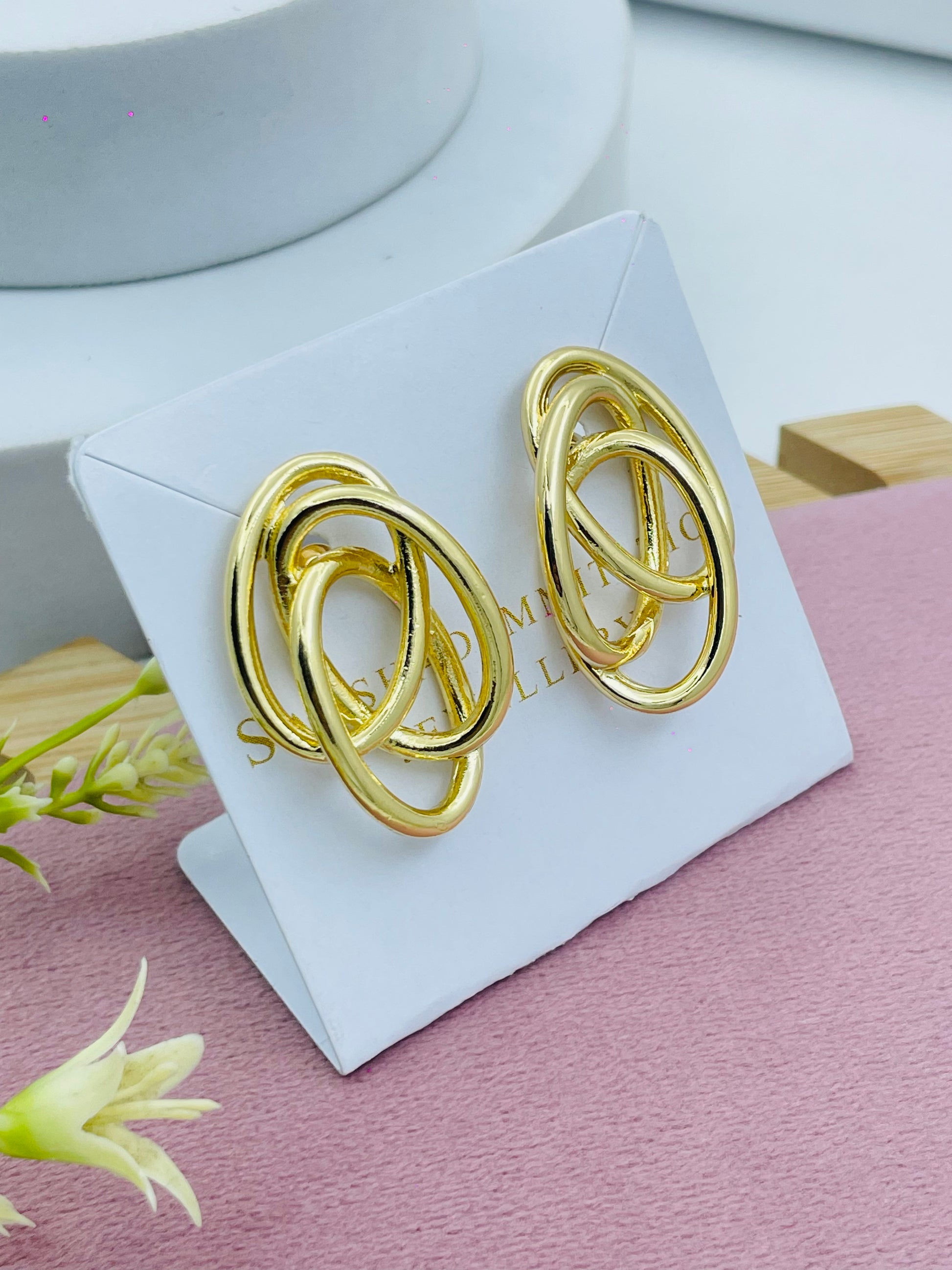Elegant Gold Interlocking Oval Earrings
