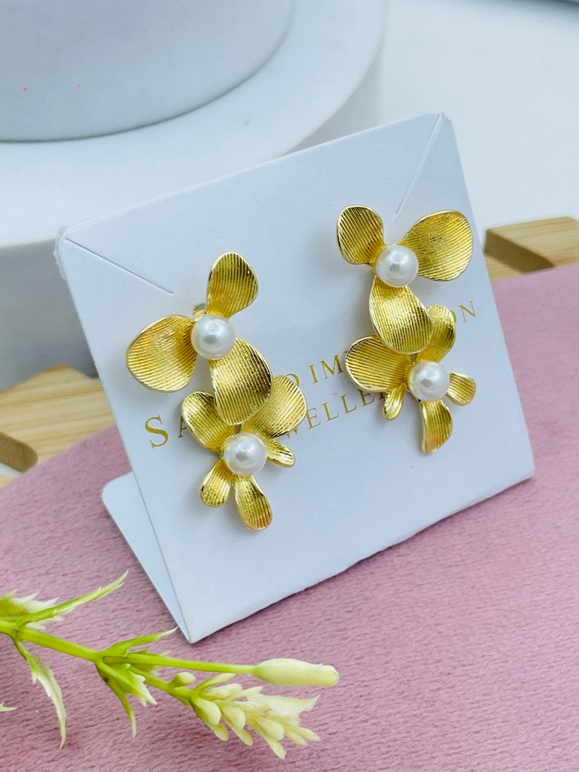 Elegant Gold Flower Pearl Earrings  Perfect for Any Occasion