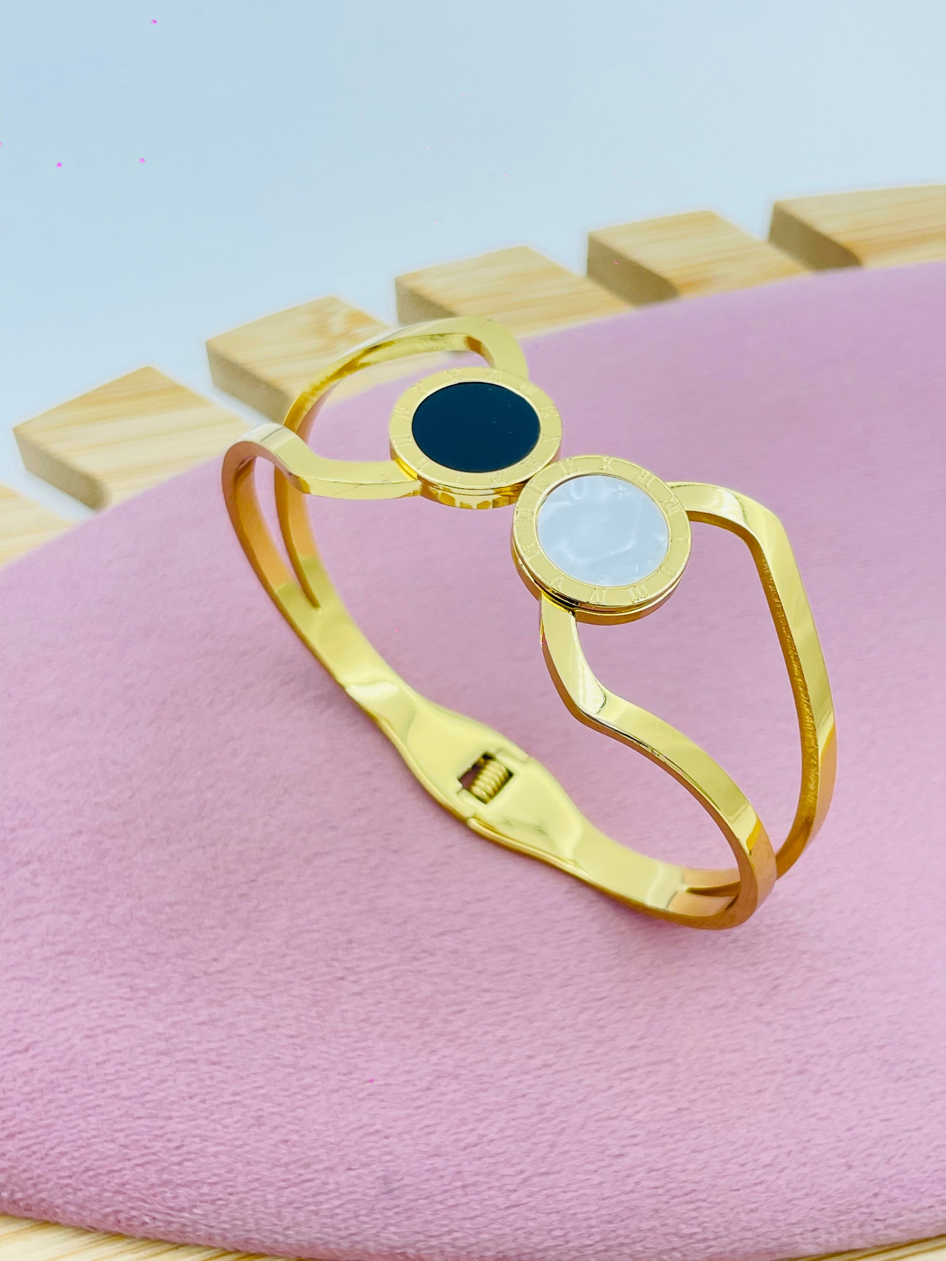 Contemporary Gold Bangle with Dual Circular Accents | Stylish Jewelry Design