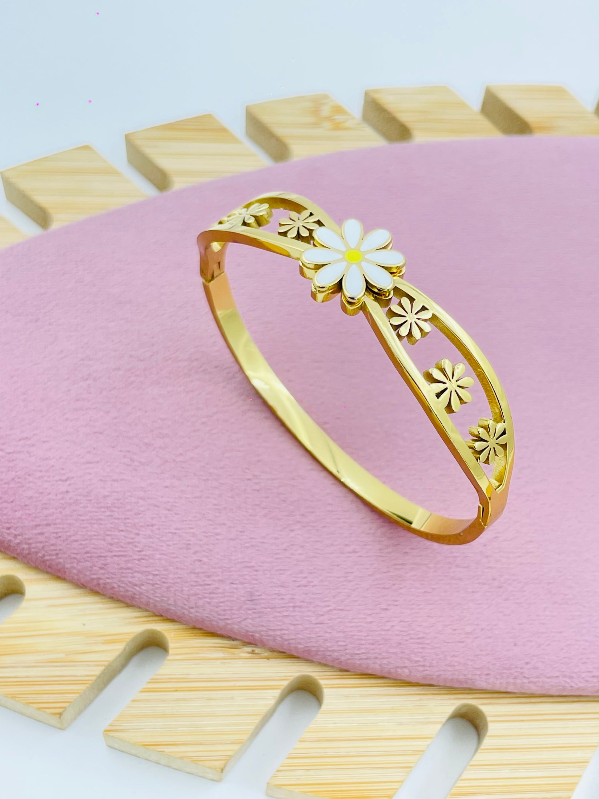 Gold Daisy Flower Bracelet with Enamel Detailing | Chic Jewelry