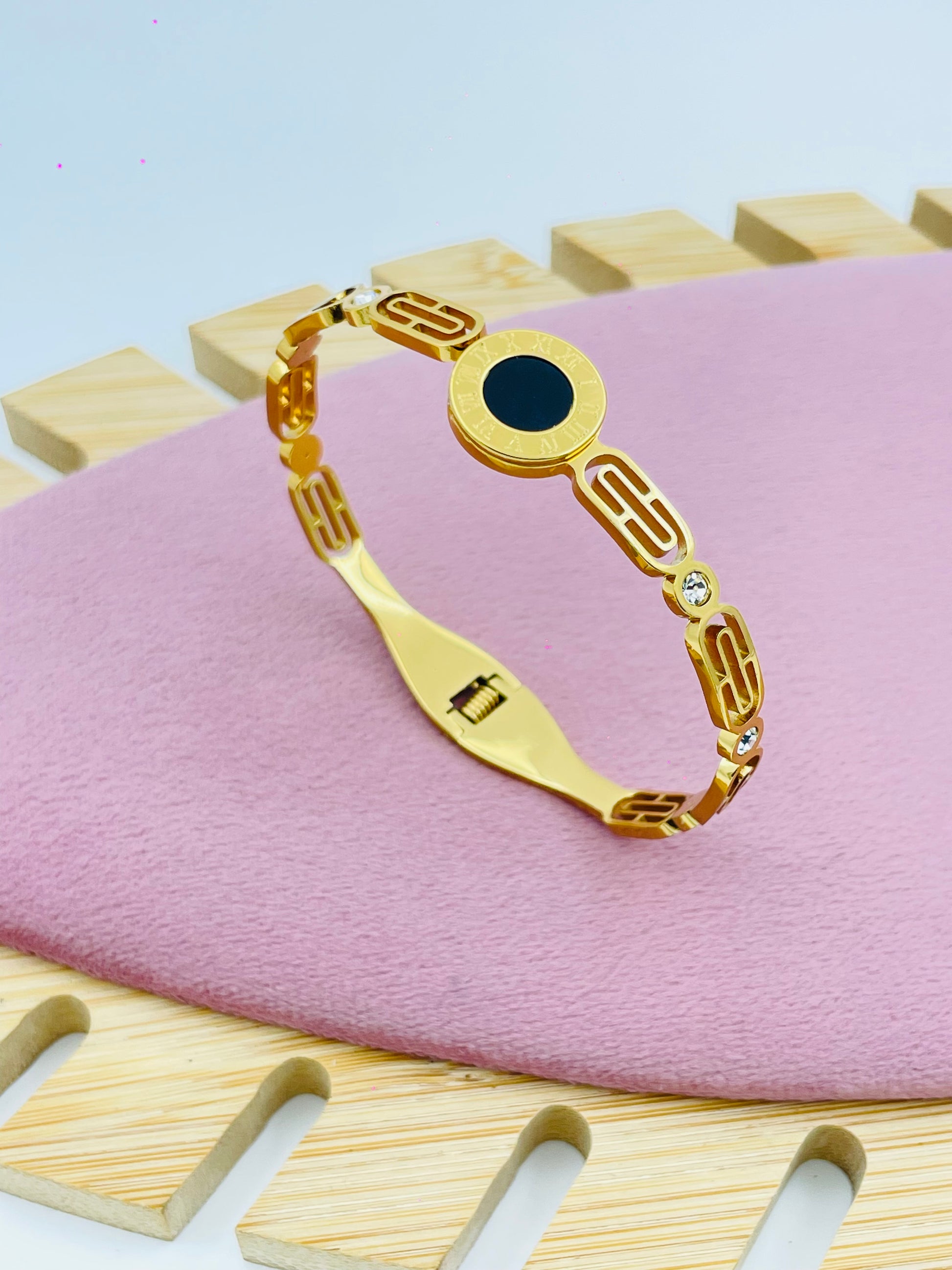 Linked Gold Bracelet with Black Round Center | Stylish Jewelry