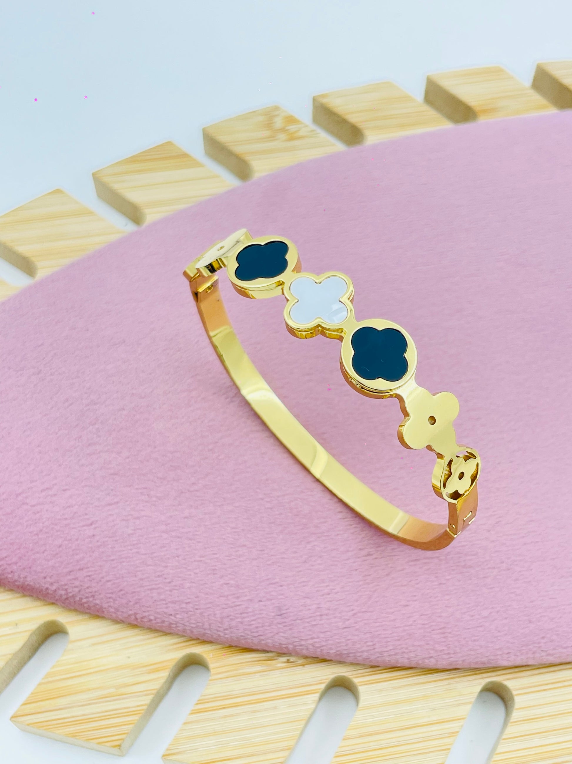 Stylish Gold Clover Bracelet with Color Accents