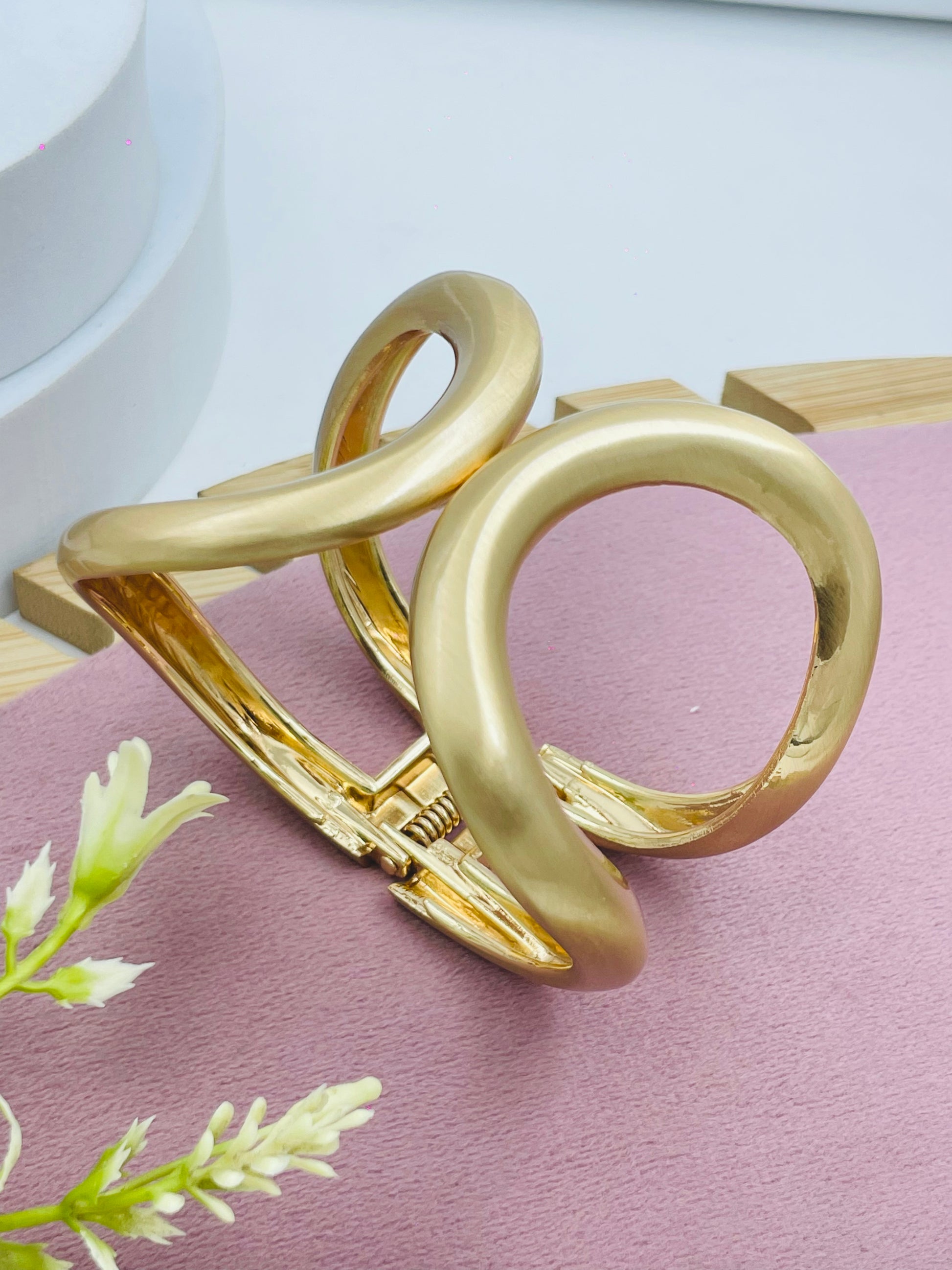 Elegant Gold Abstract Loop Bracelet