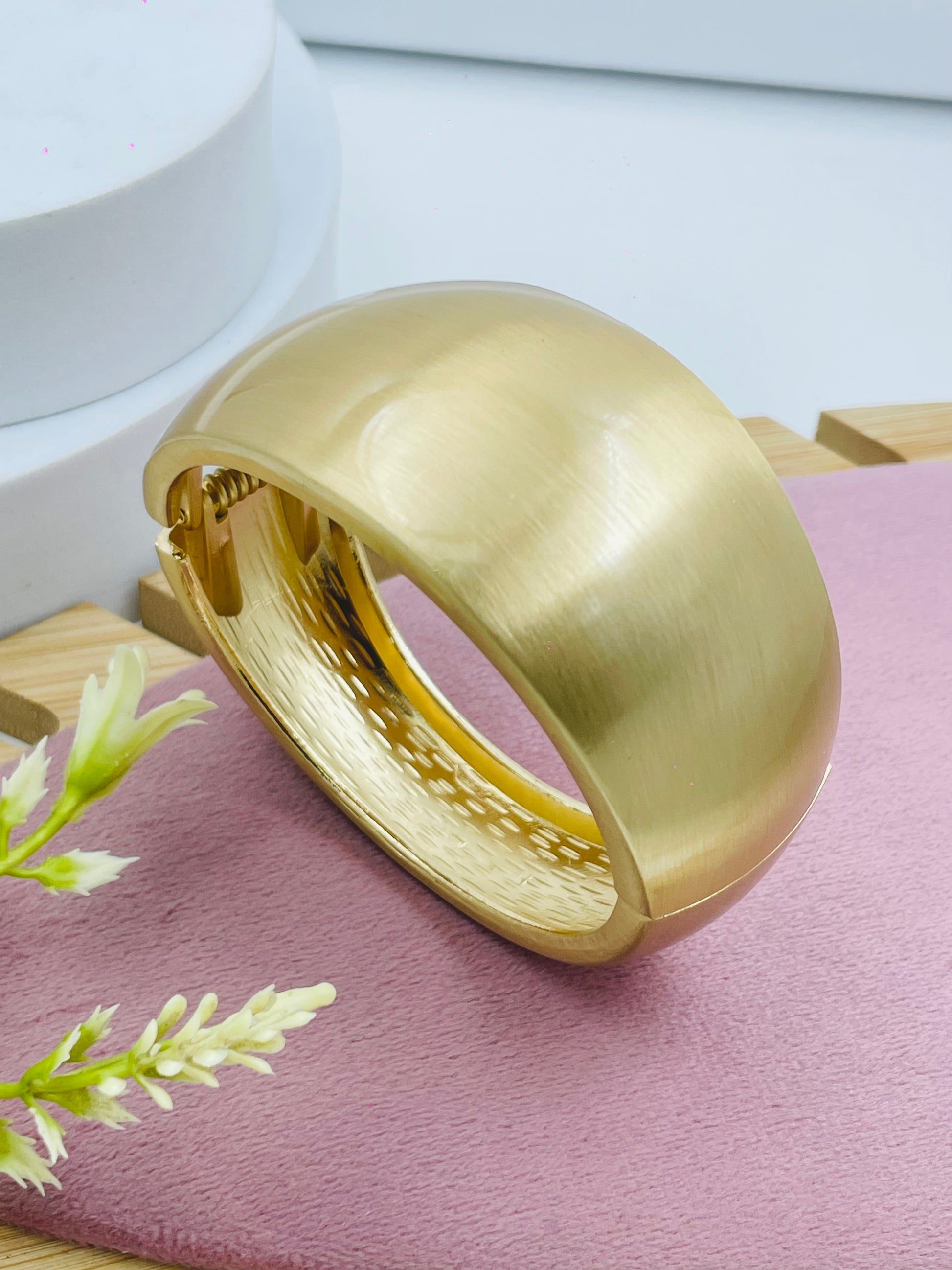 Elegant Gold Bracelet  Perfect Accessory for Any Occasion