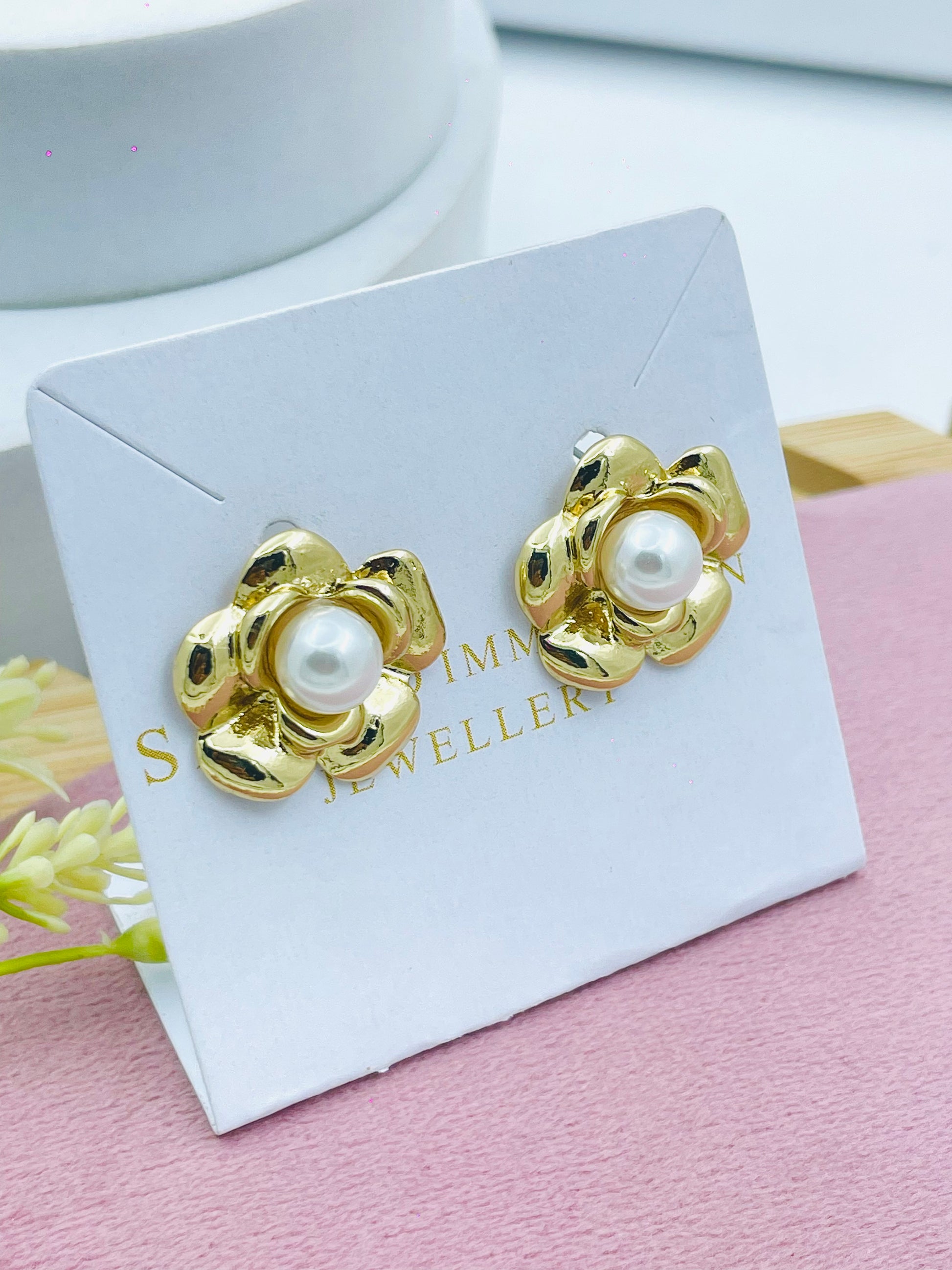 Elegant Gold Flower Pearl Earrings