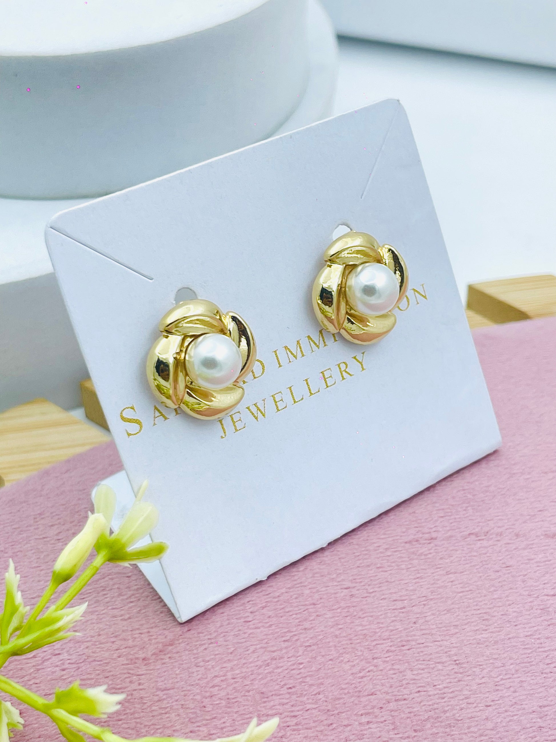 Elegant Gold Pearl Stud Earrings  Perfect for Any Occasion