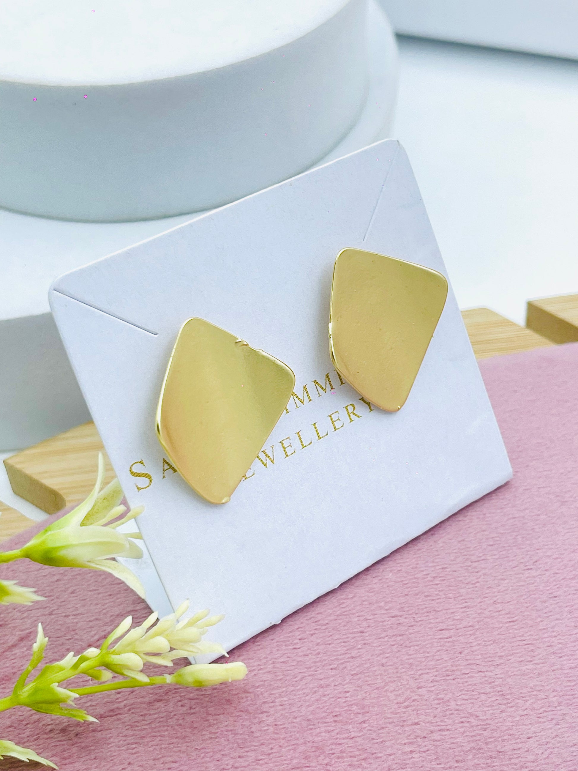 Chic Gold Geometric Stud Earrings for Elegant Style
