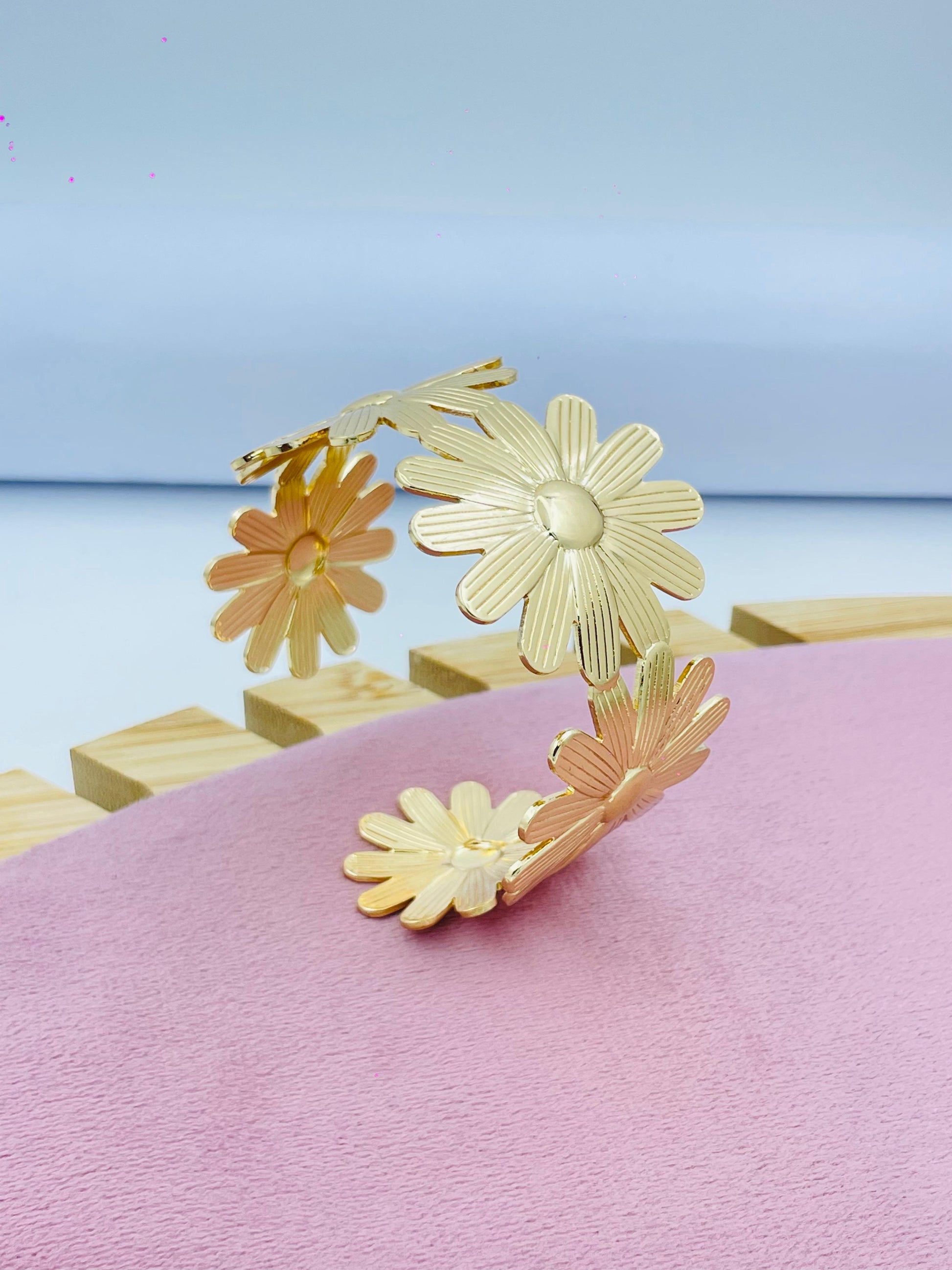 Elegant Gold Daisy Flower Bracelet