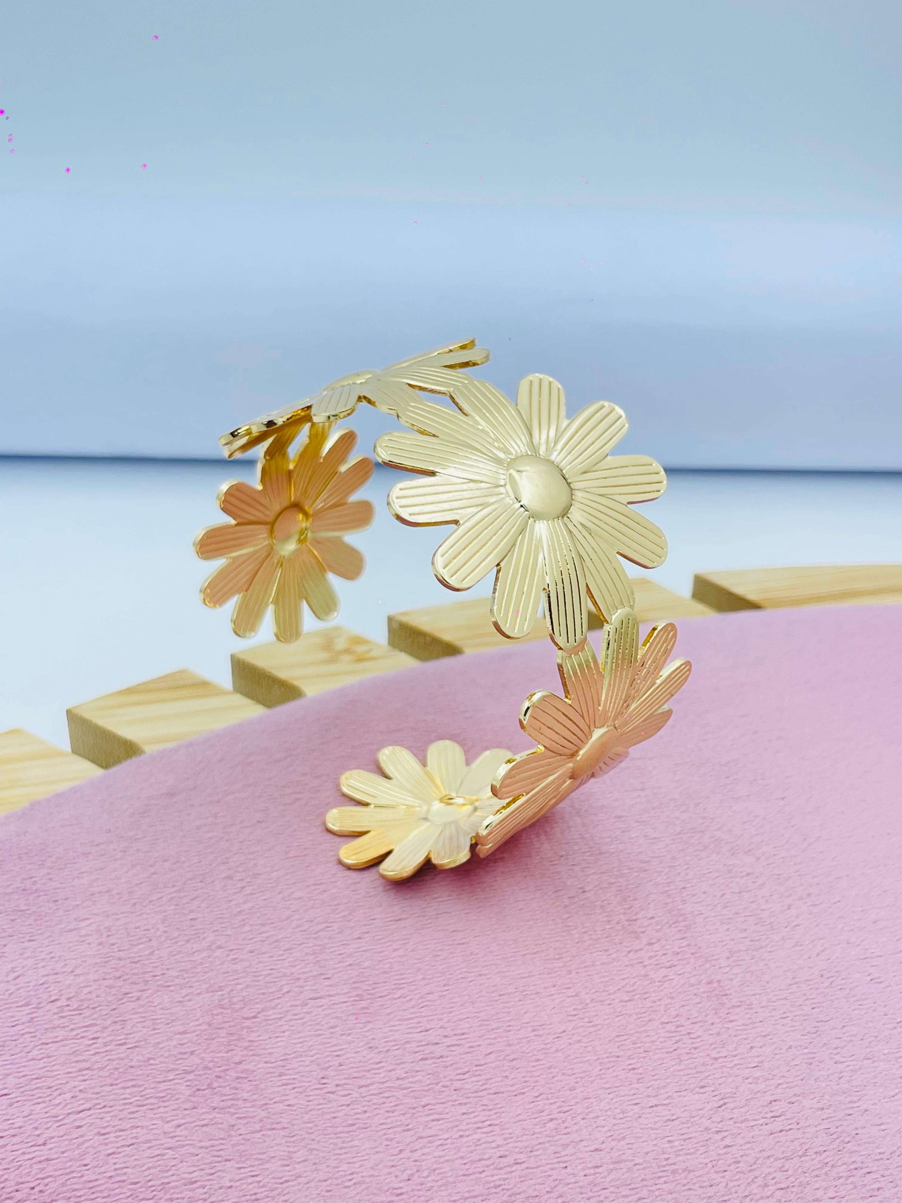 Elegant Gold Daisy Flower Bracelet