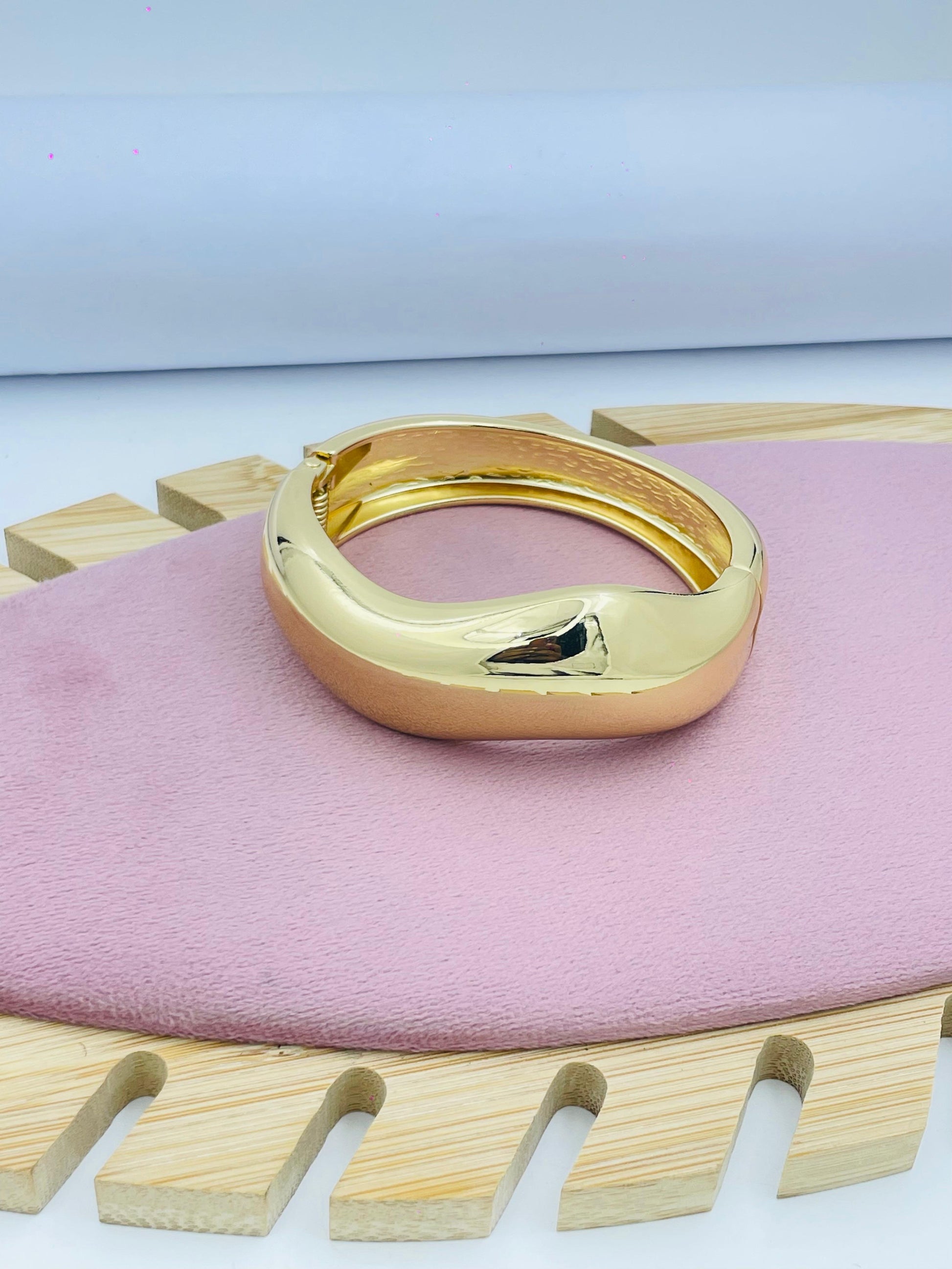 Stylish Gold Bangle Bracelet for Women