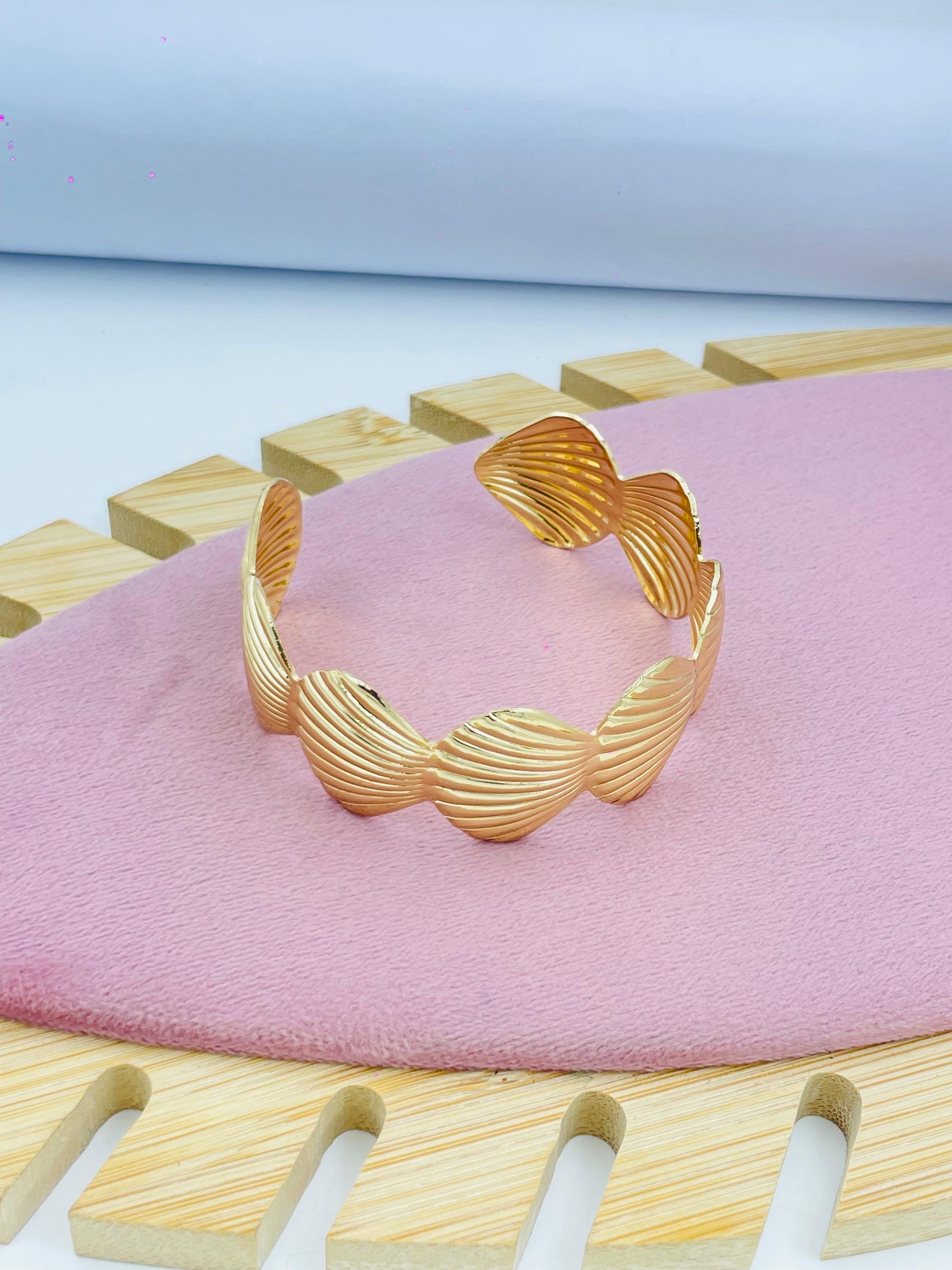 Elegant Gold Wave Pattern Bracelet for Women