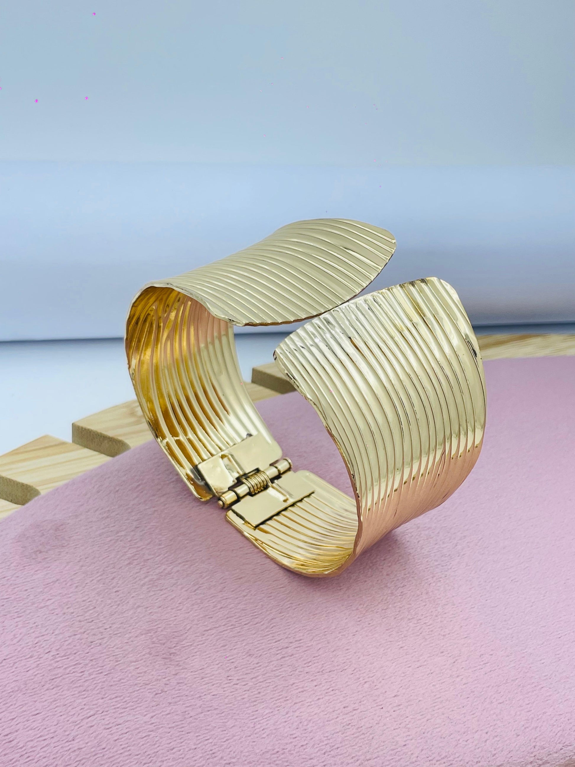 Elegant Gold Ribbed Cuff Bracelet  Modern Design